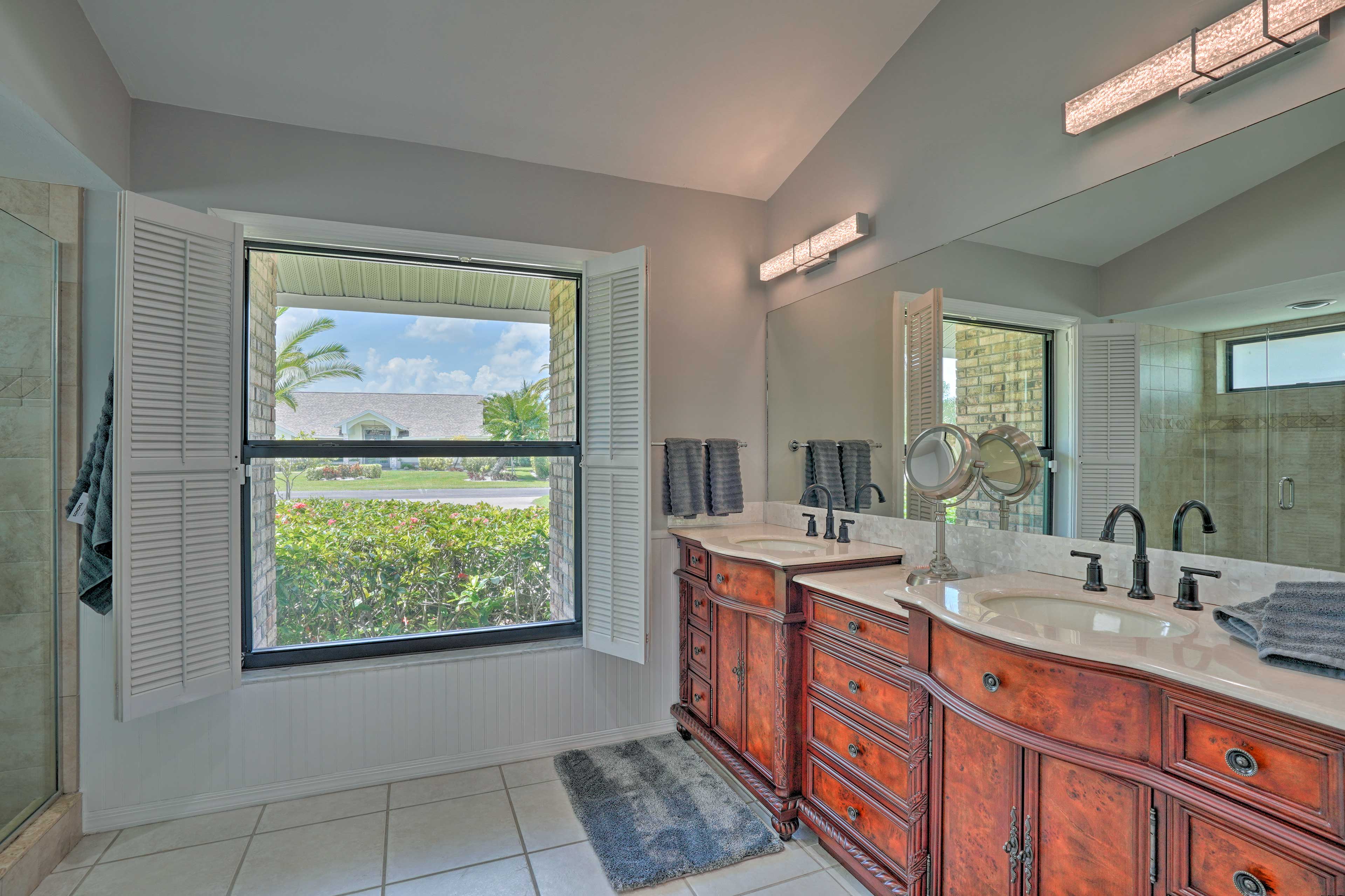 En-Suite Bathroom | Towels Provided