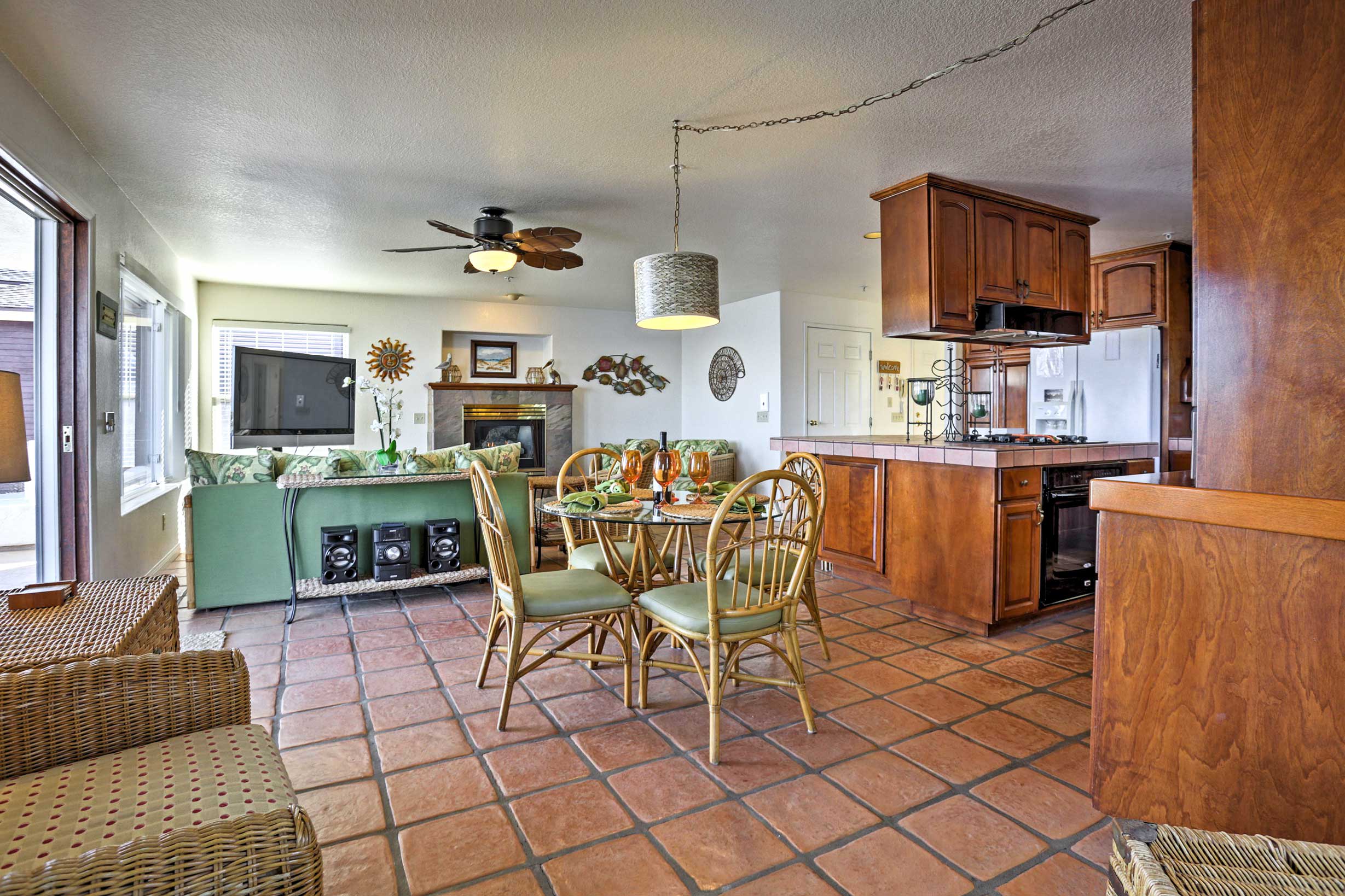 Dining Area | Dishes & Flatware Provided