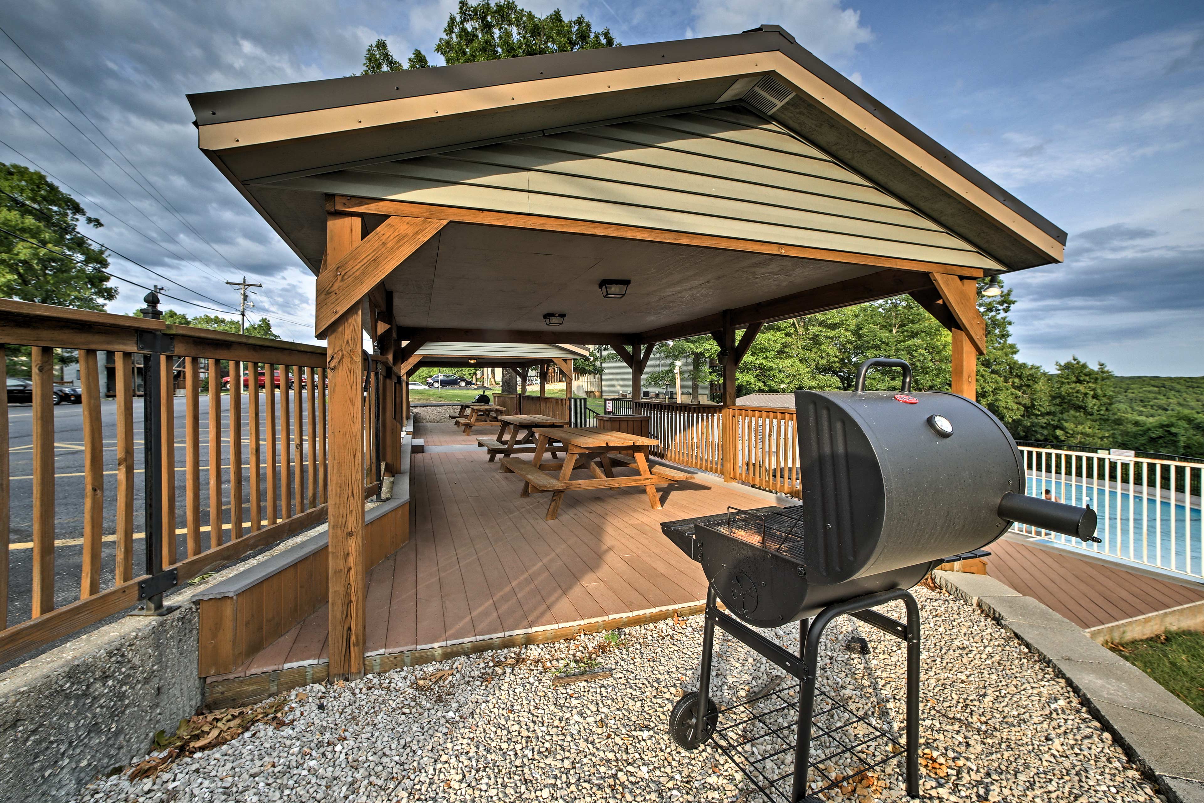 Community Amenities | Grill | Picnic Tables