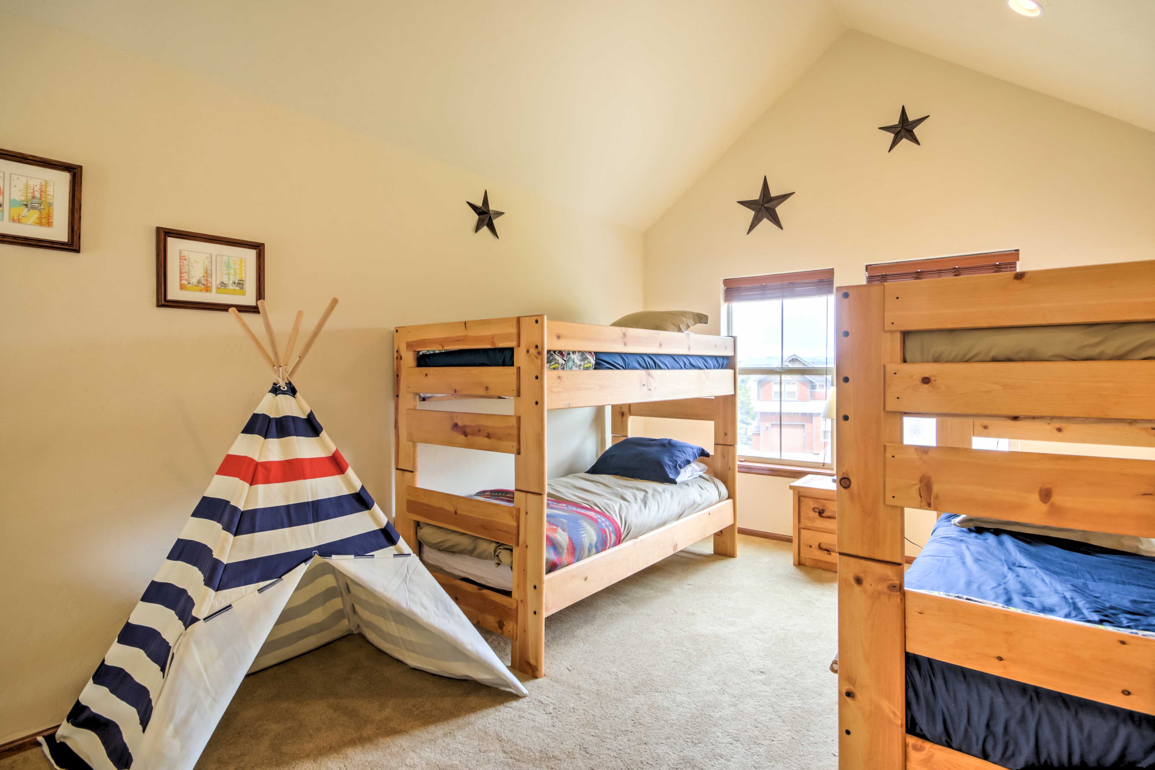 Loft | 2 Twin Bunk Beds | Kids Play Area