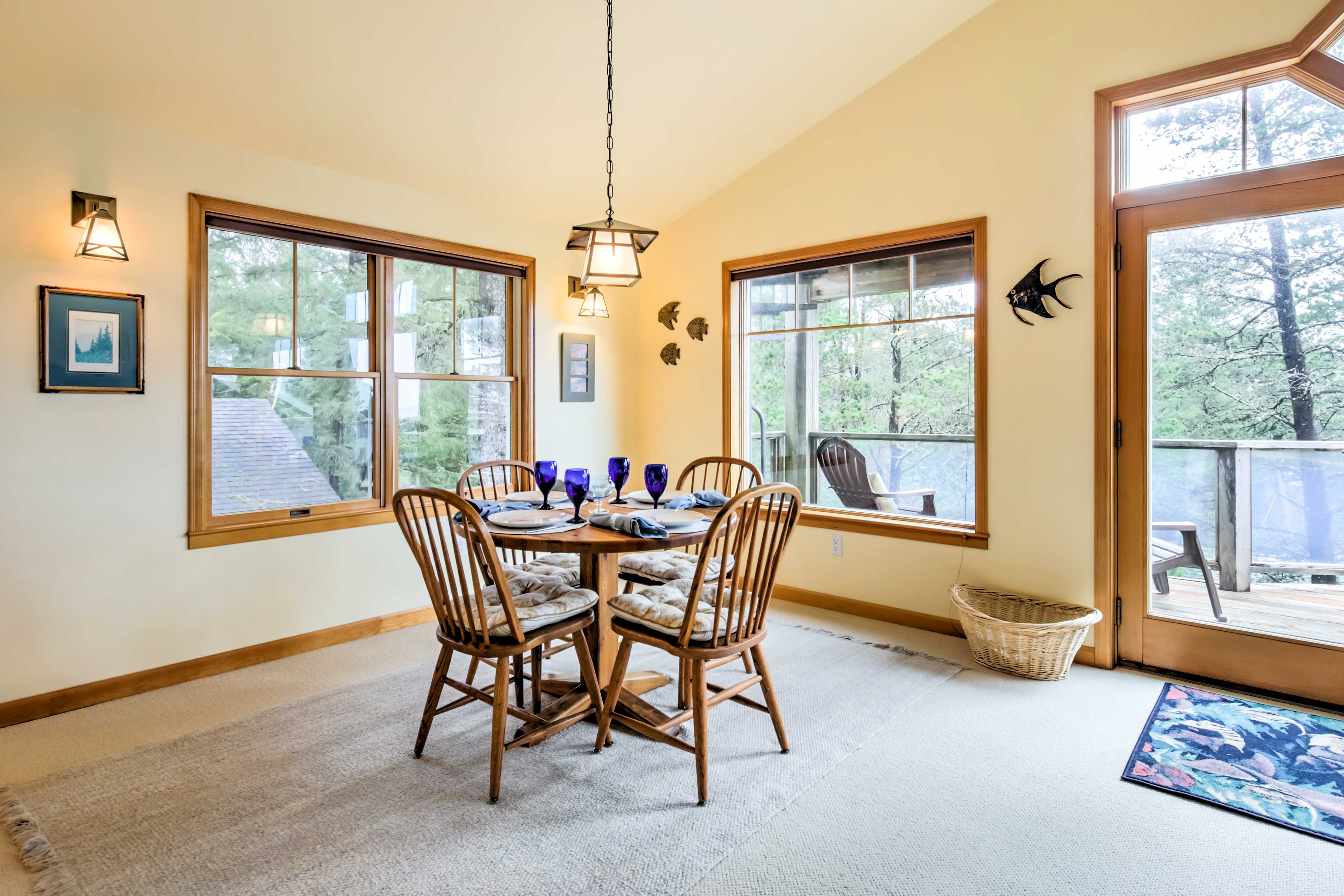 Dining Table | Dishware Provided