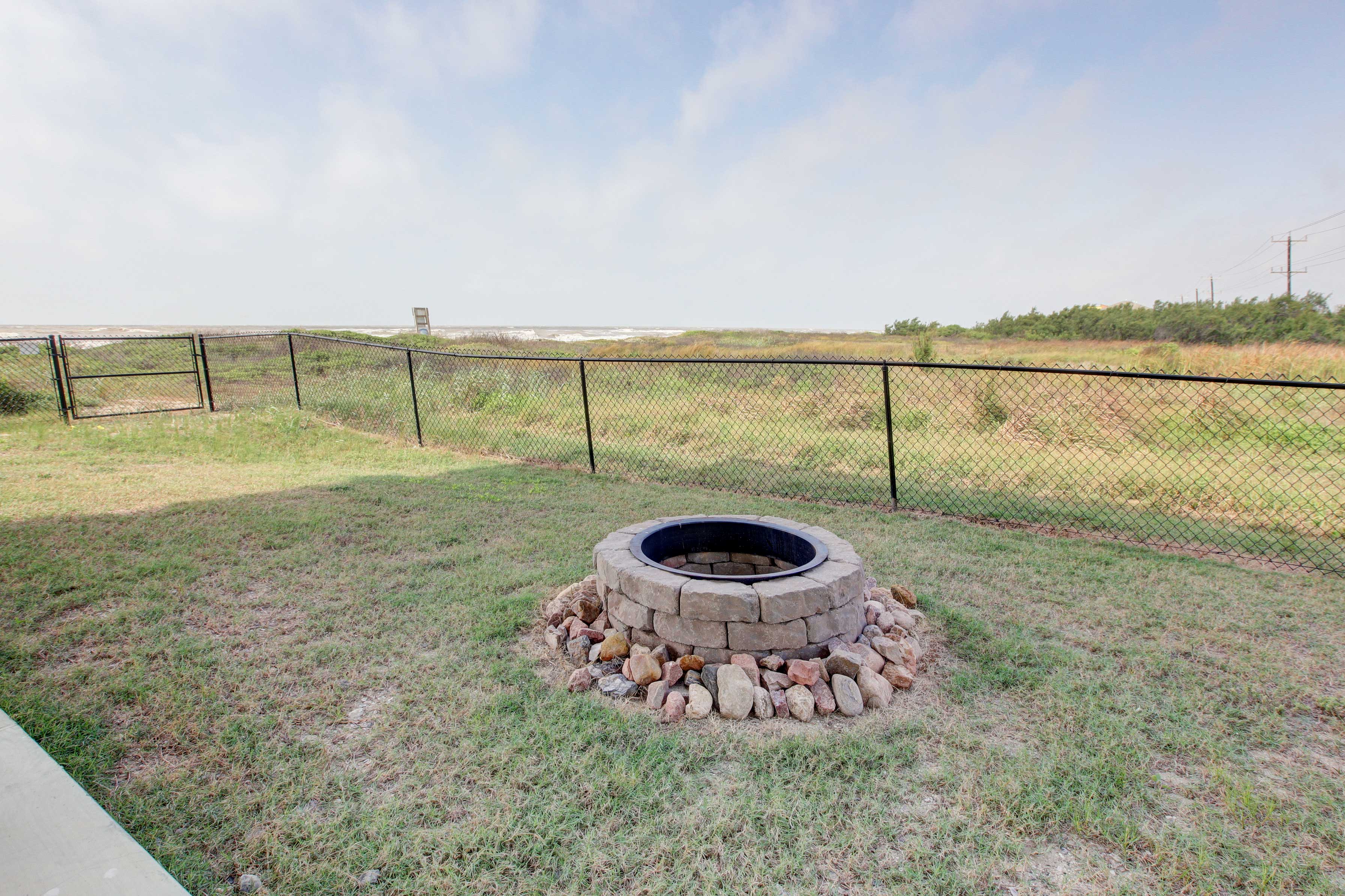 Backyard | Fire Pit | Charcoal Grill