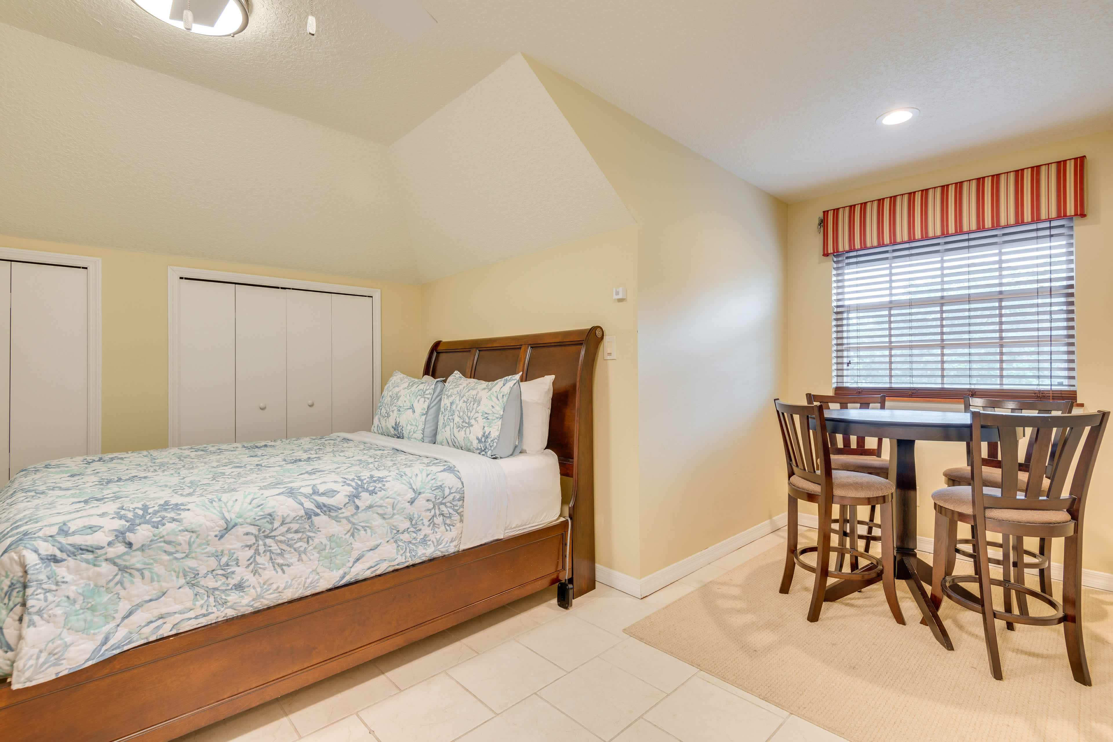 Bedroom 10 | Queen Bed | Dining Table | Kitchenette | Jack-n-Jill Bathroom