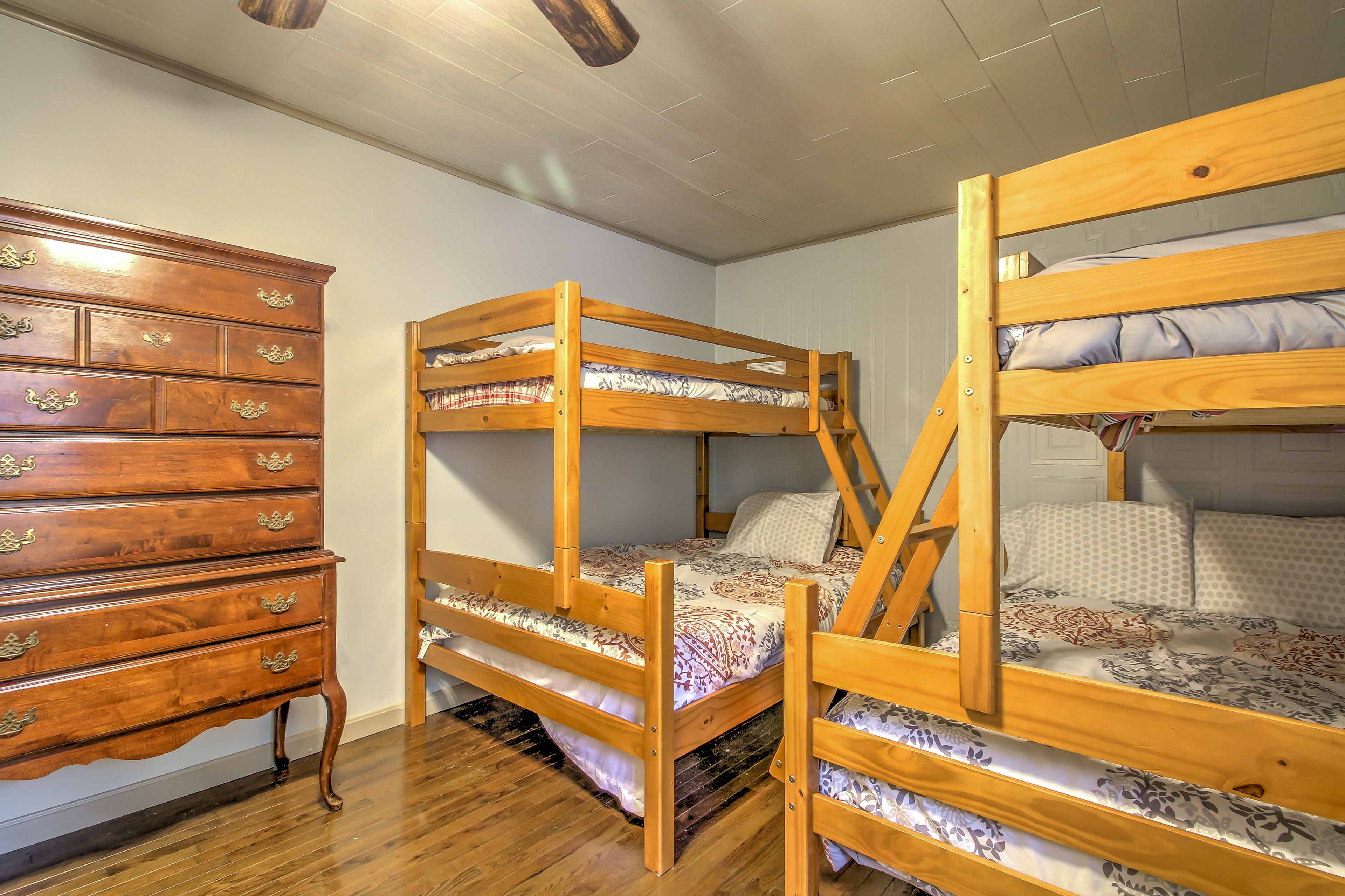 Bedroom 3 | 2 Twin/Full Bunk Beds | Pack 'n Play Available