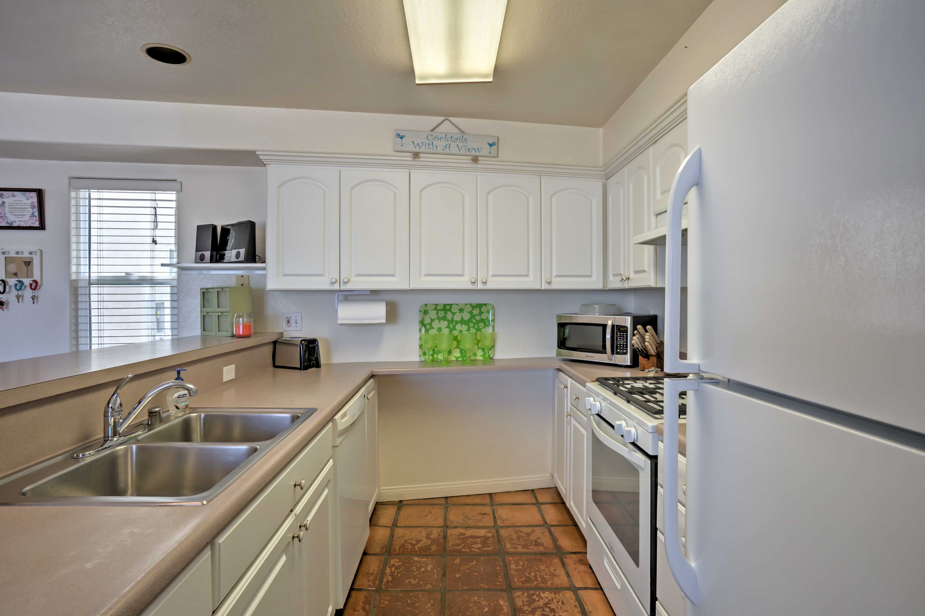 You'll love preparing day time snacks and meals in this fully equipped kitchen.