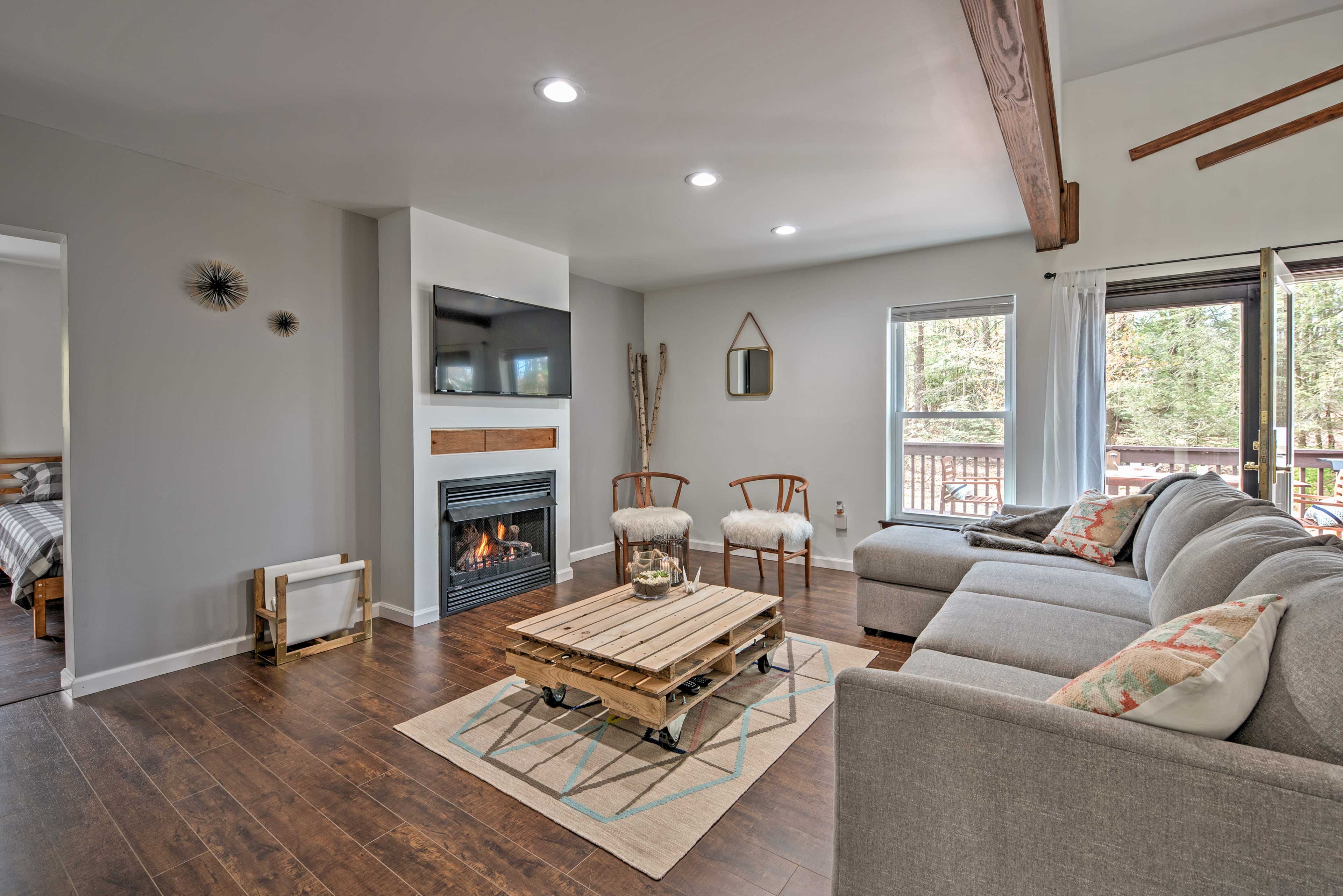 Living Area | Gas Fireplace | Smart TV