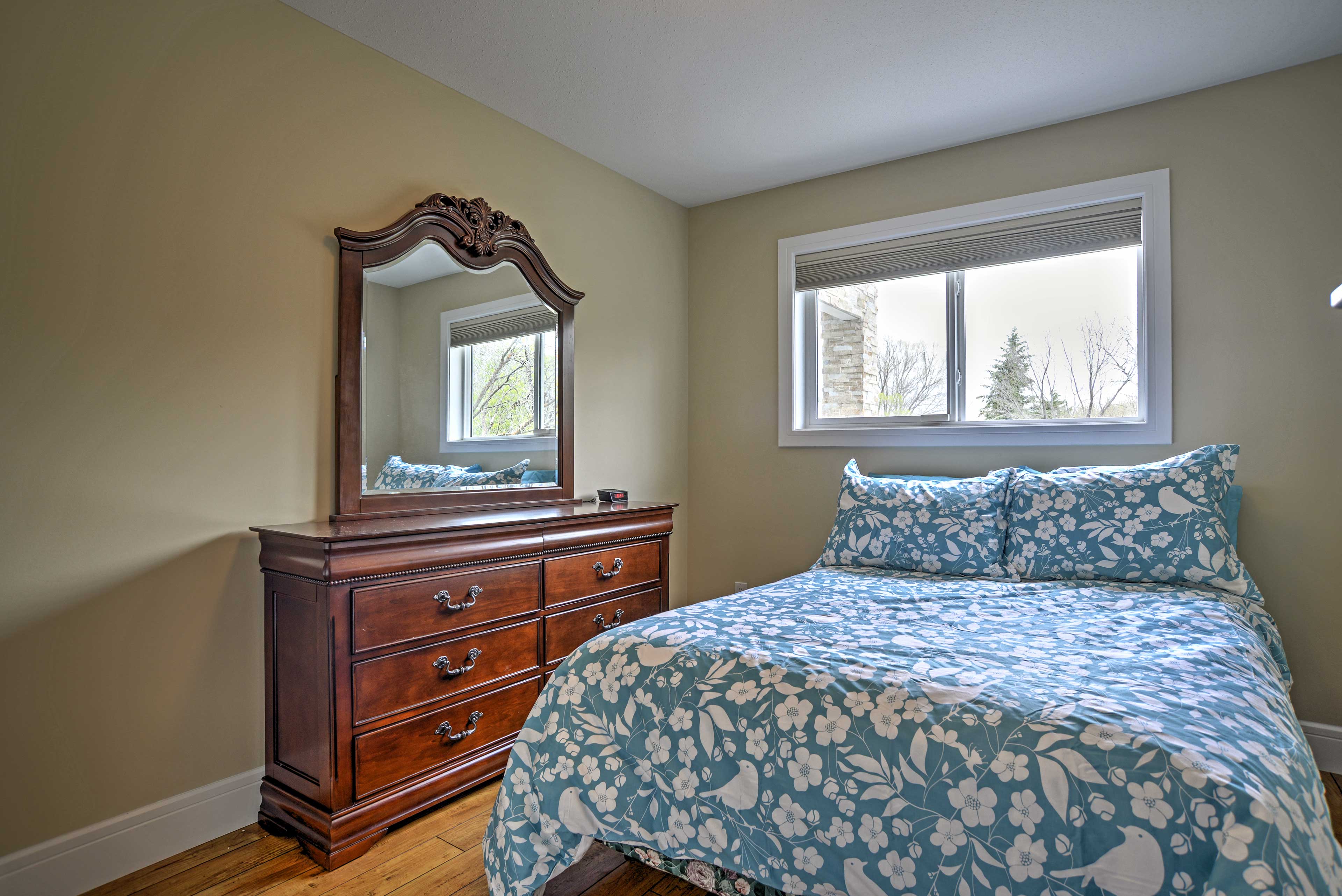 Bedroom 4 | Queen Bed