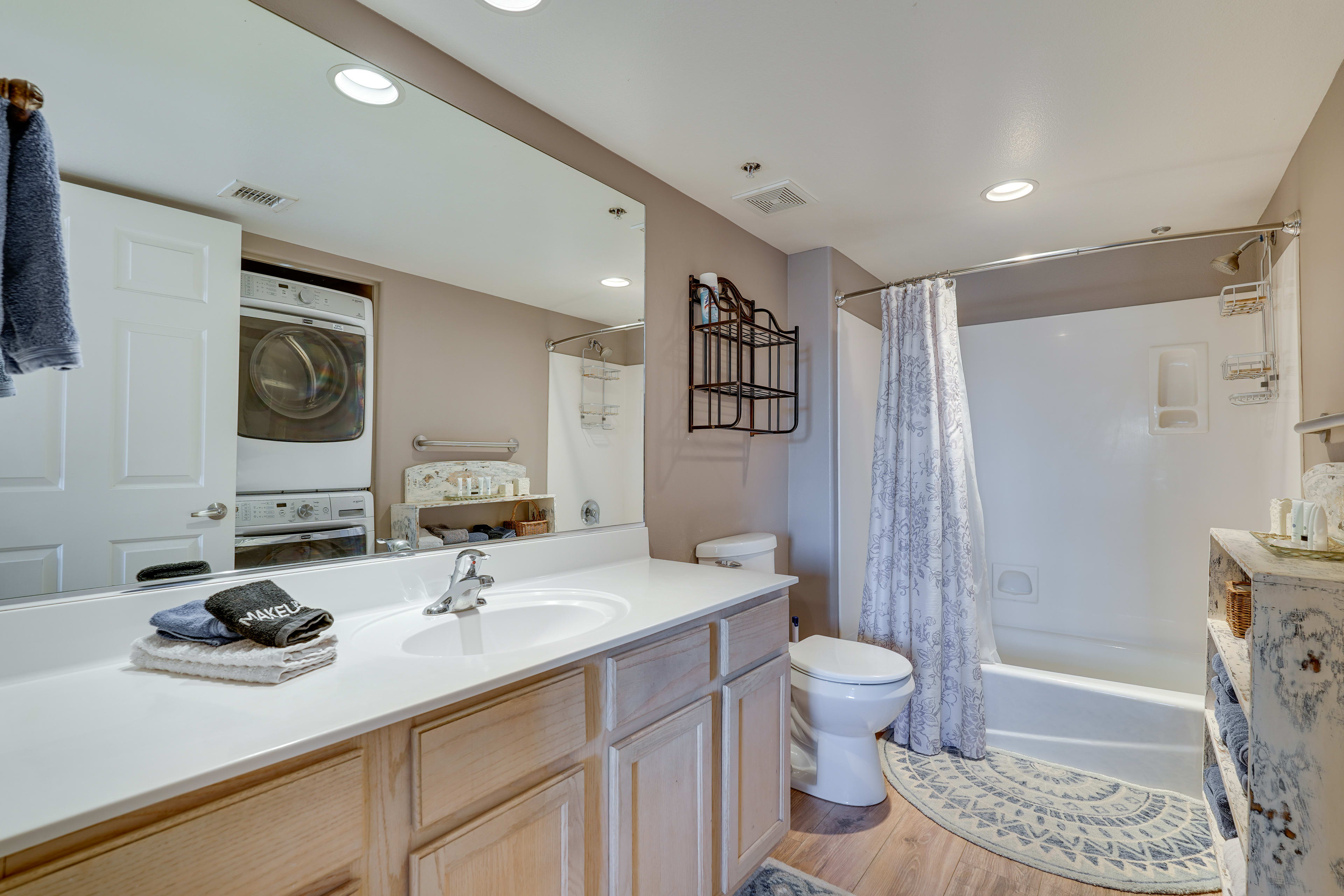 En-Suite Bathroom | Towels Provided | Laundry Corner