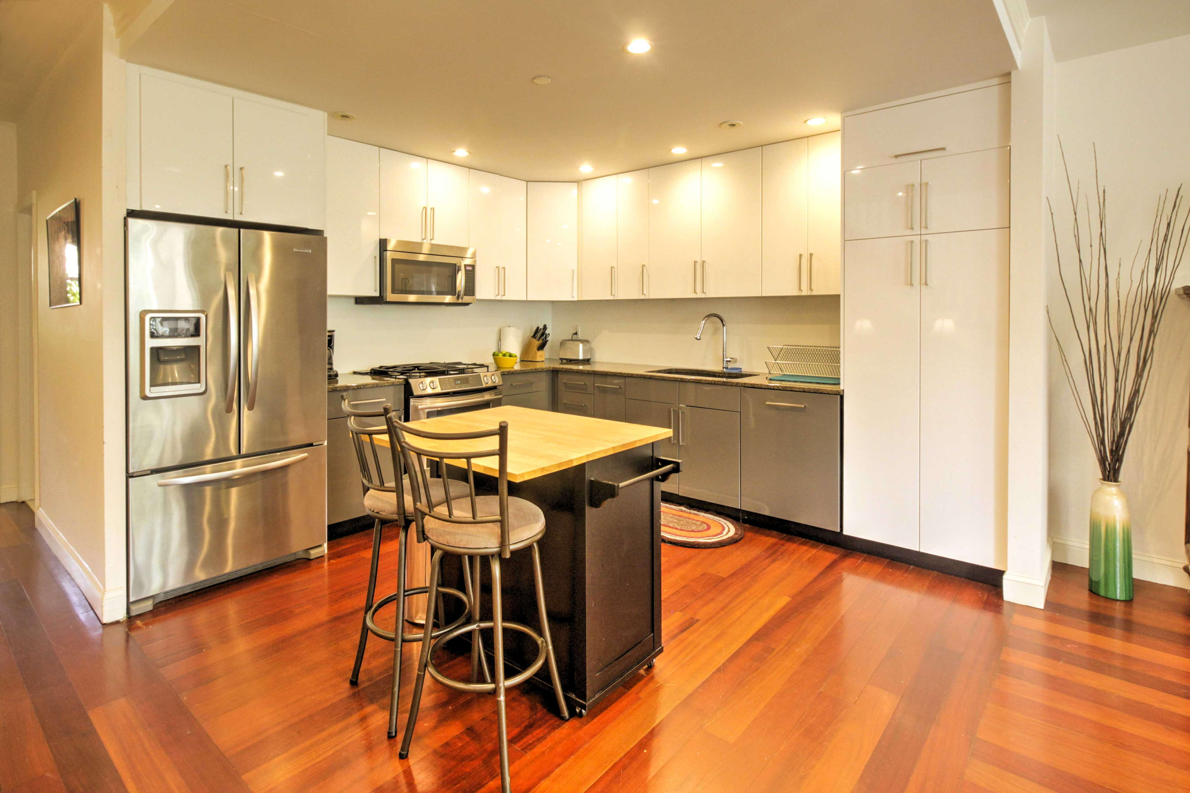 Dine out or utilize the kitchen for home-cooked cuisine!