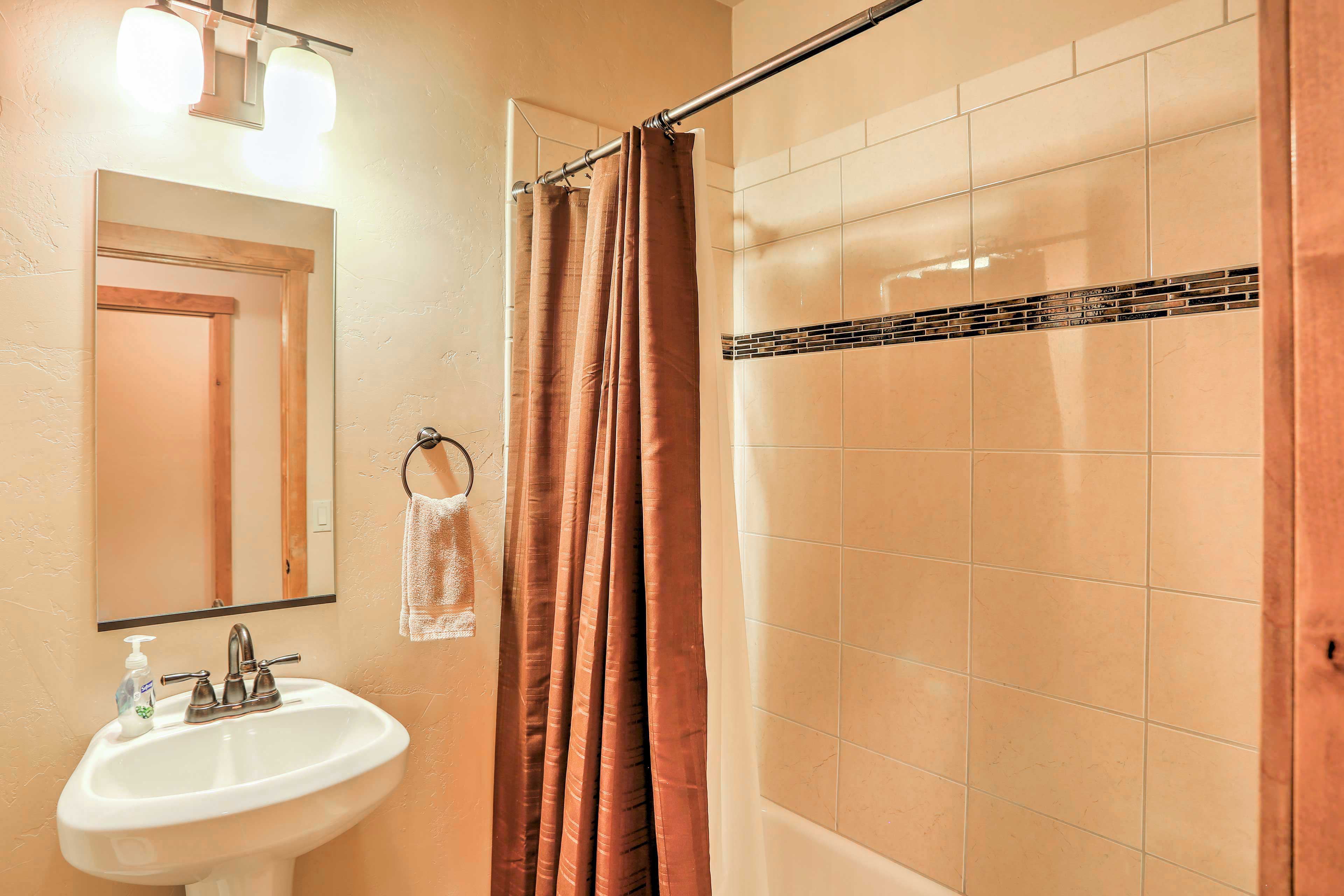 Full Bathroom | Complimentary Toiletries