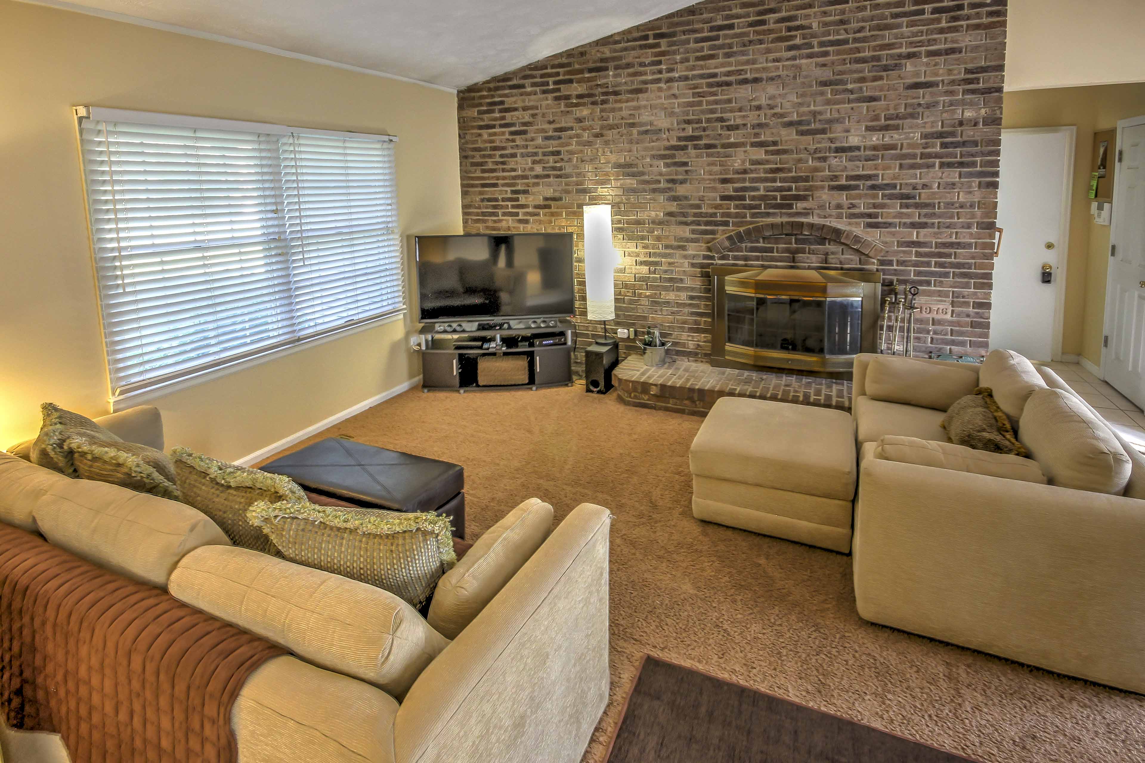 Living Room | Central A/C & Heating | Smart TVs | DVD Player | Free WiFi
