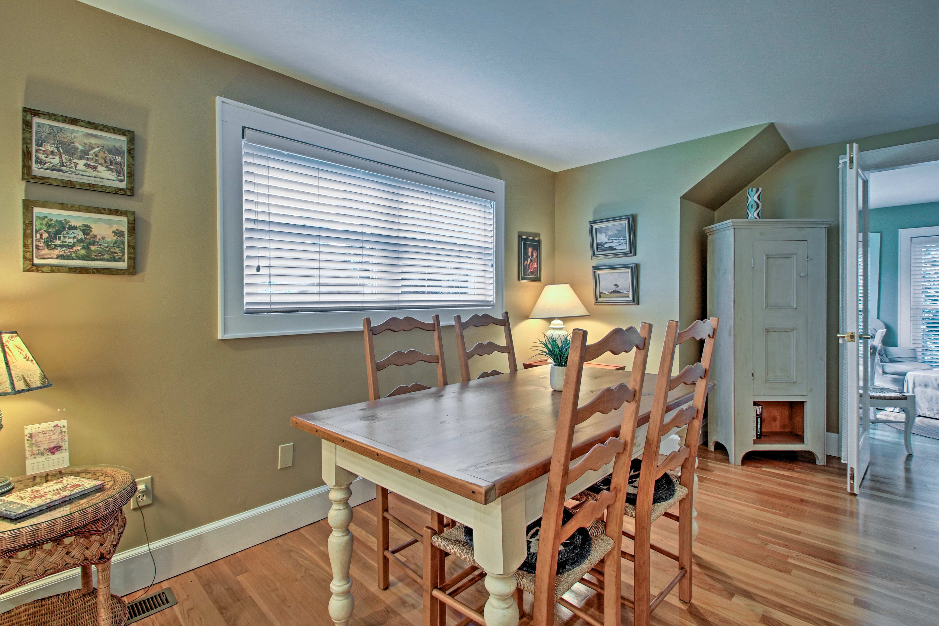 Dining Area | Dishes & Flatware Provided