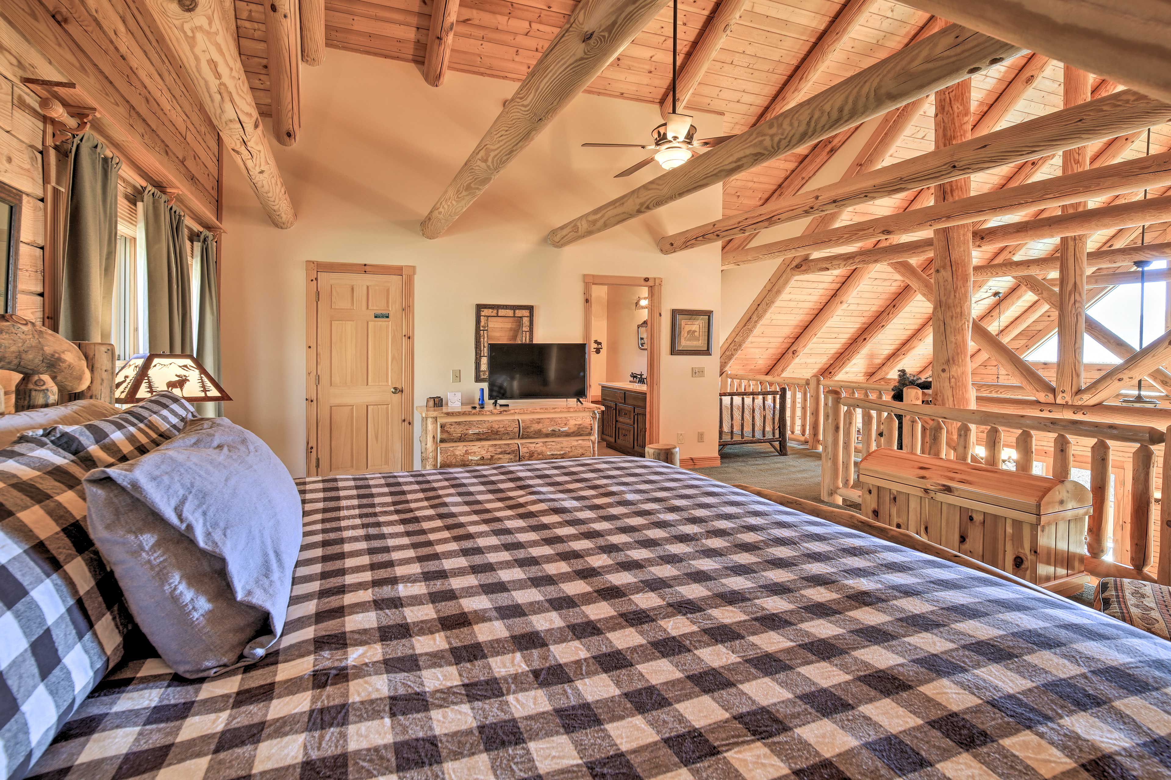 Bedroom 4 (Loft) | King Bed | Twin Daybed