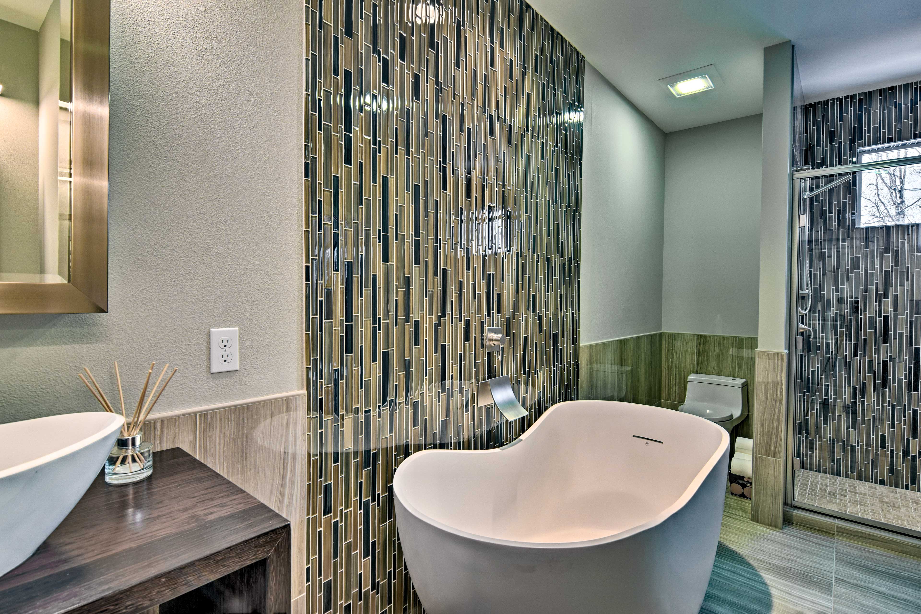 Enjoy the luxury of a en-suite bathroom!