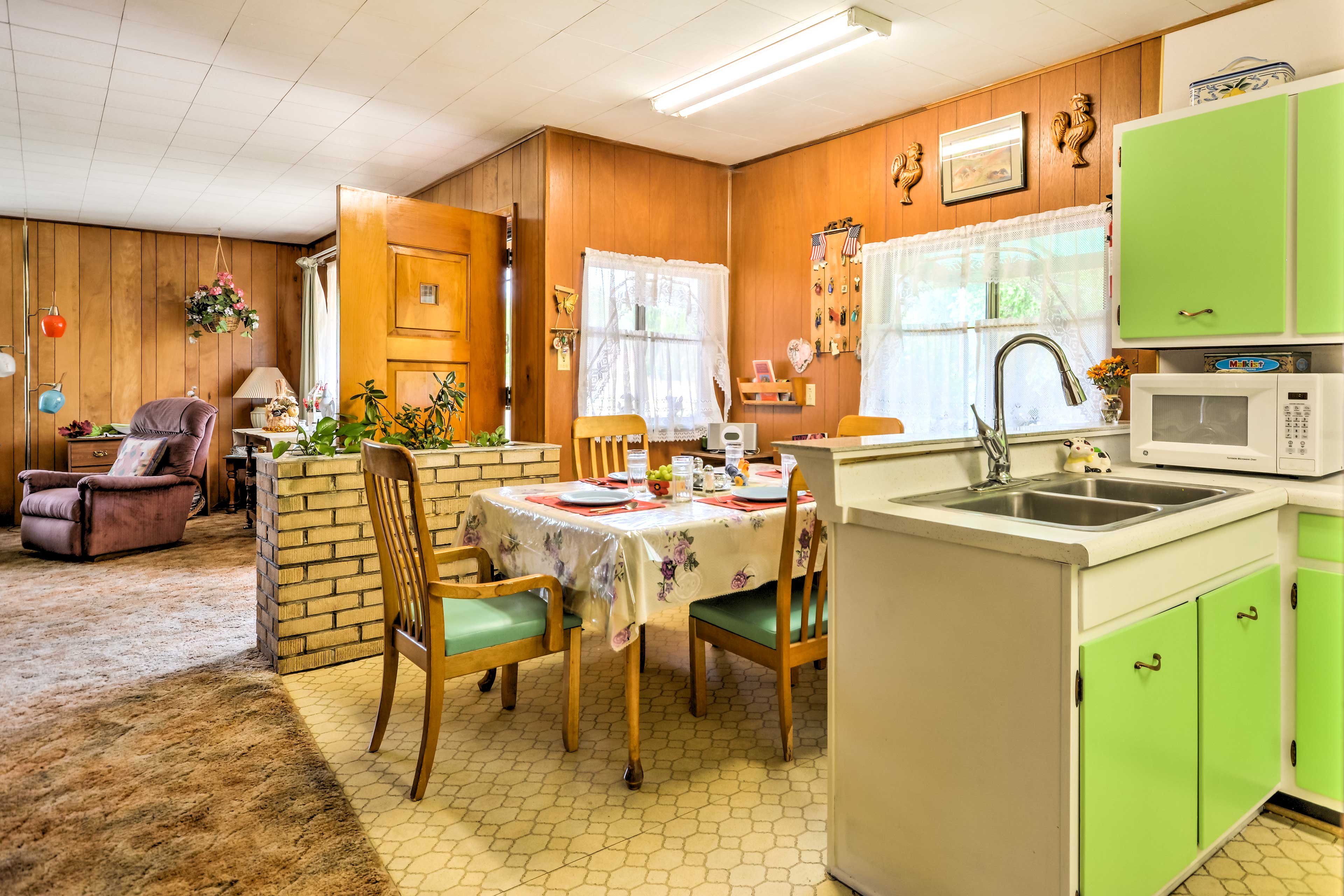 Kitchen/Dining Area