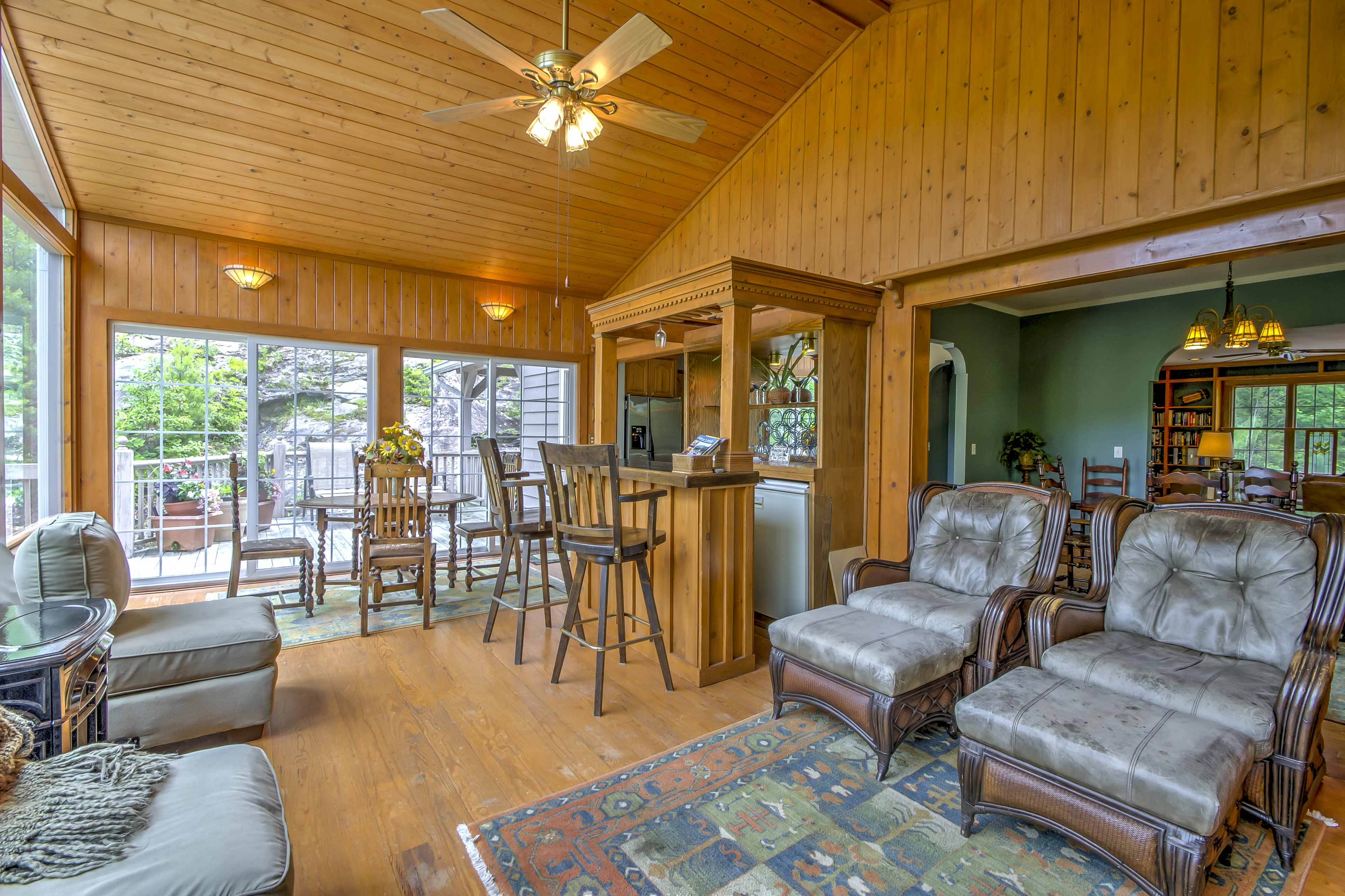 Sunroom w/ Wet Bar