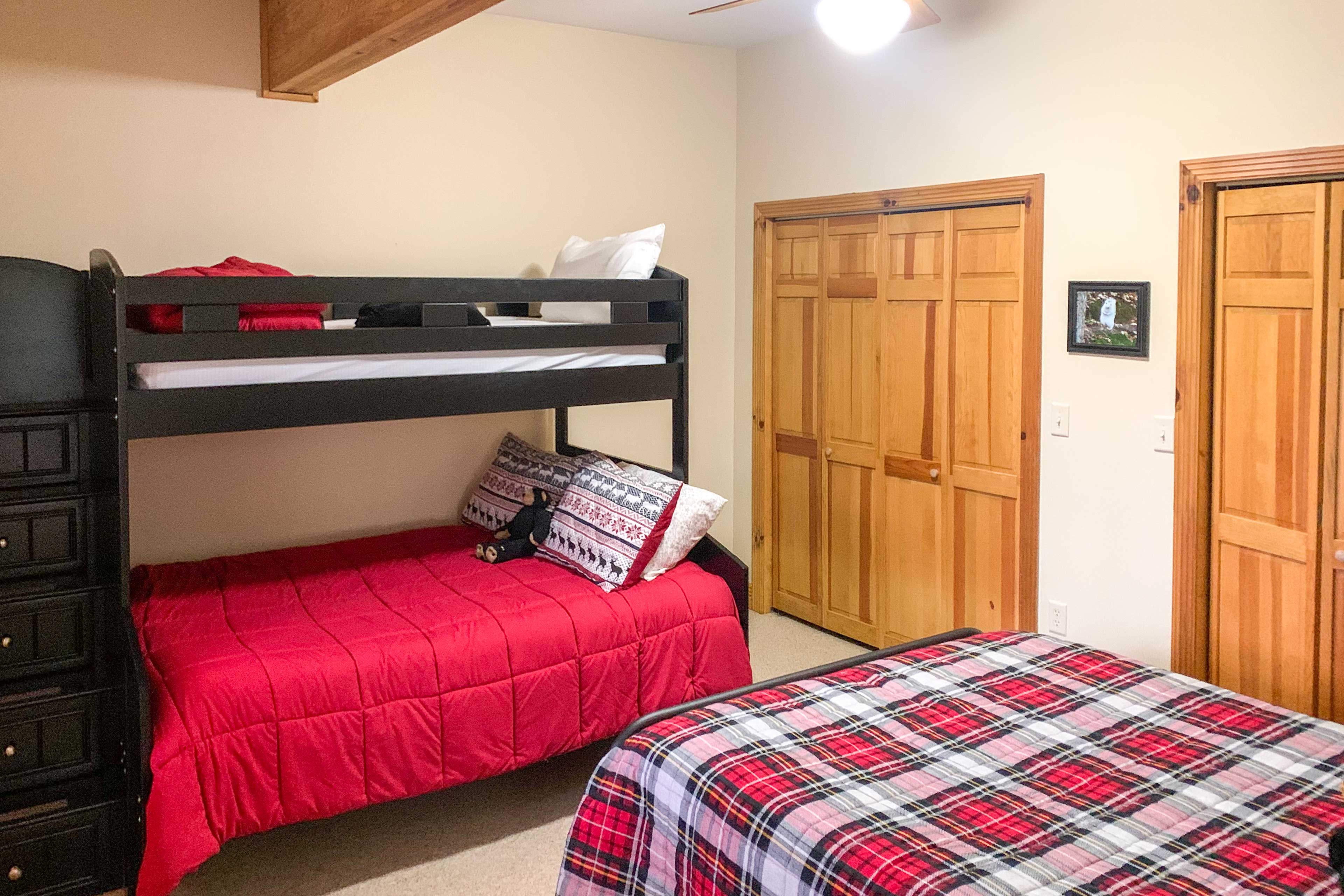 Bedroom 2 | Twin/Full Bunk Bed | Queen Bed