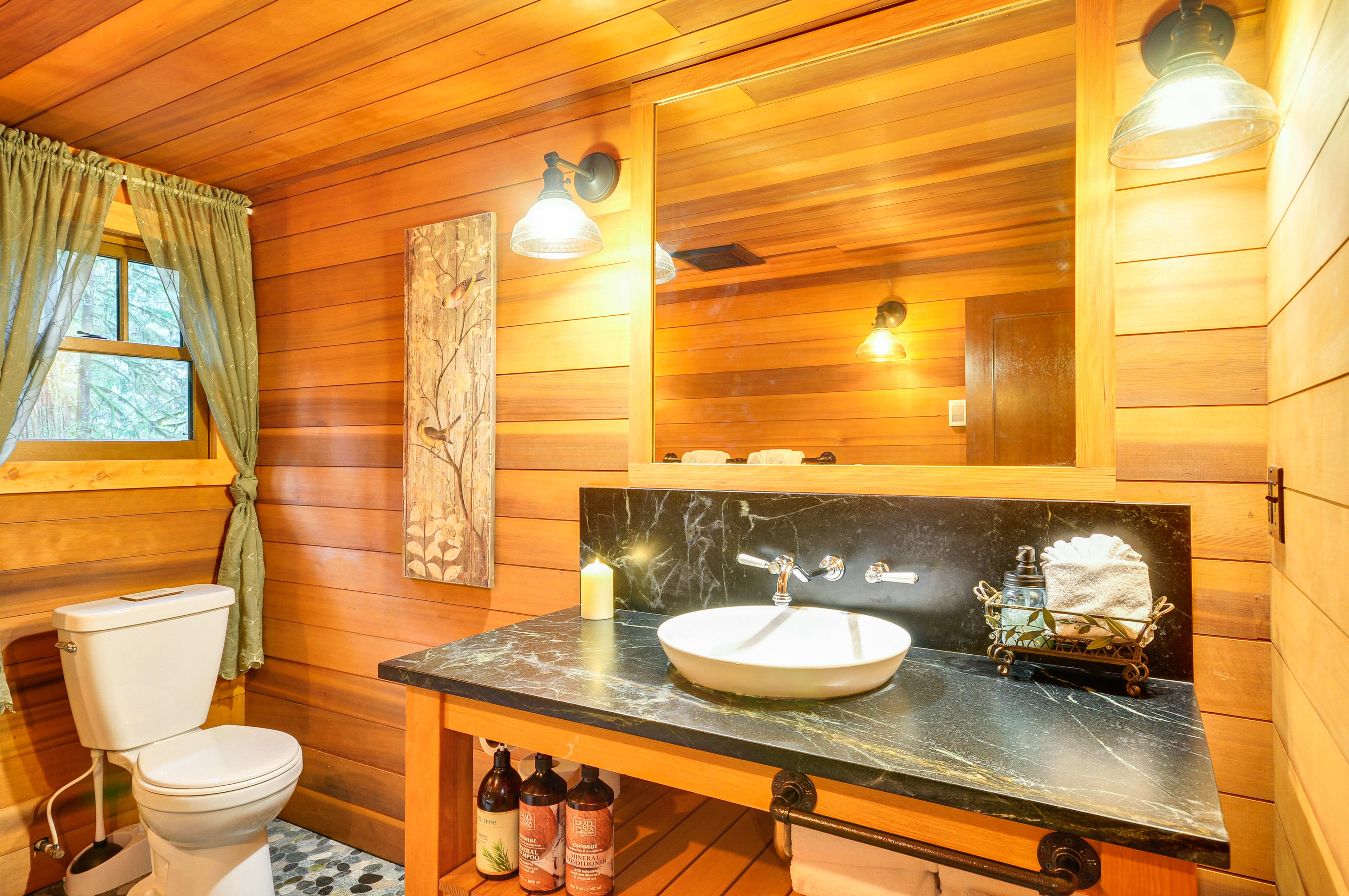 Full Bathroom | 1st Floor | Complimentary Toiletries