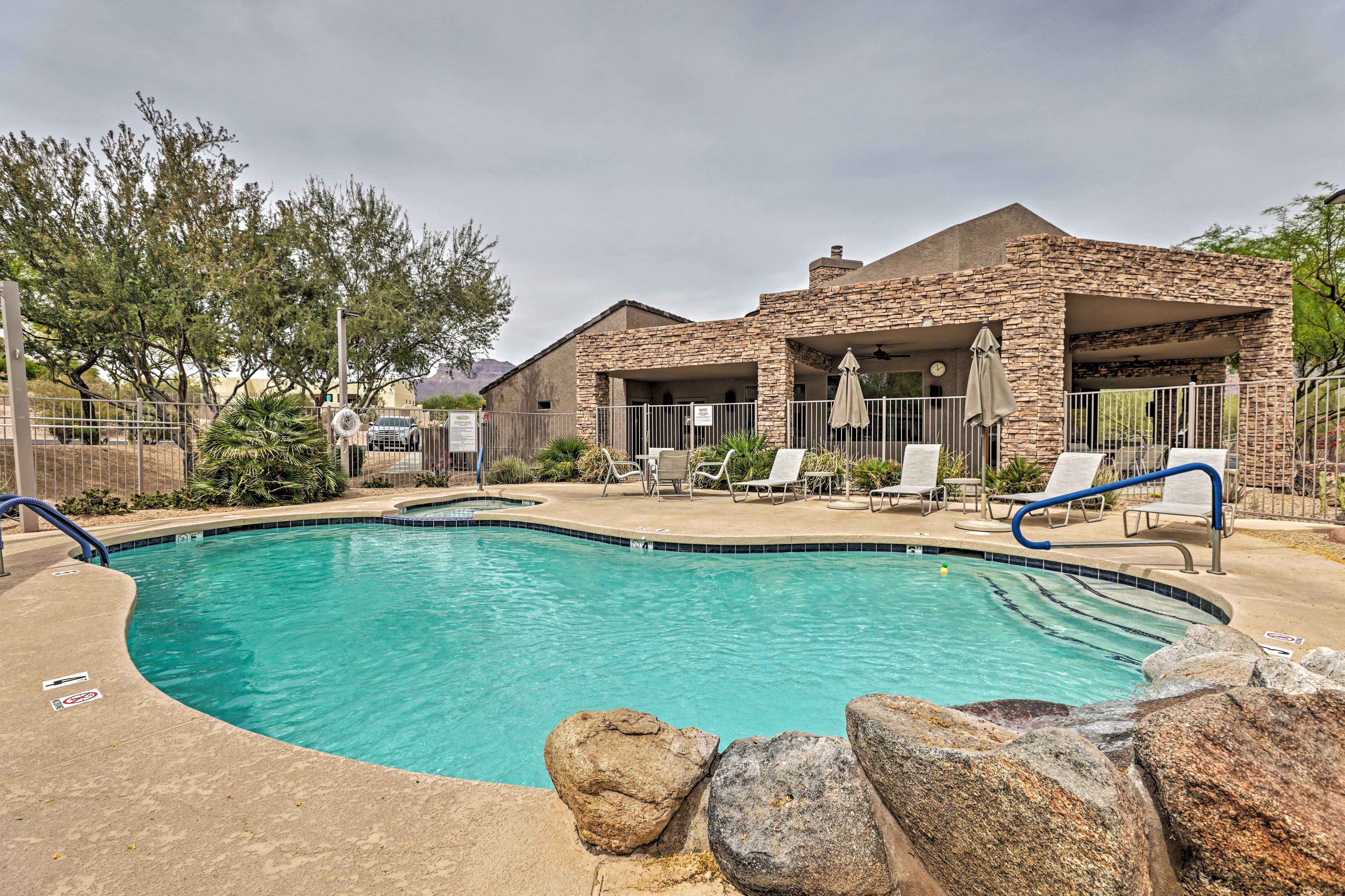 Community Amenities | Pool & Hot Tub