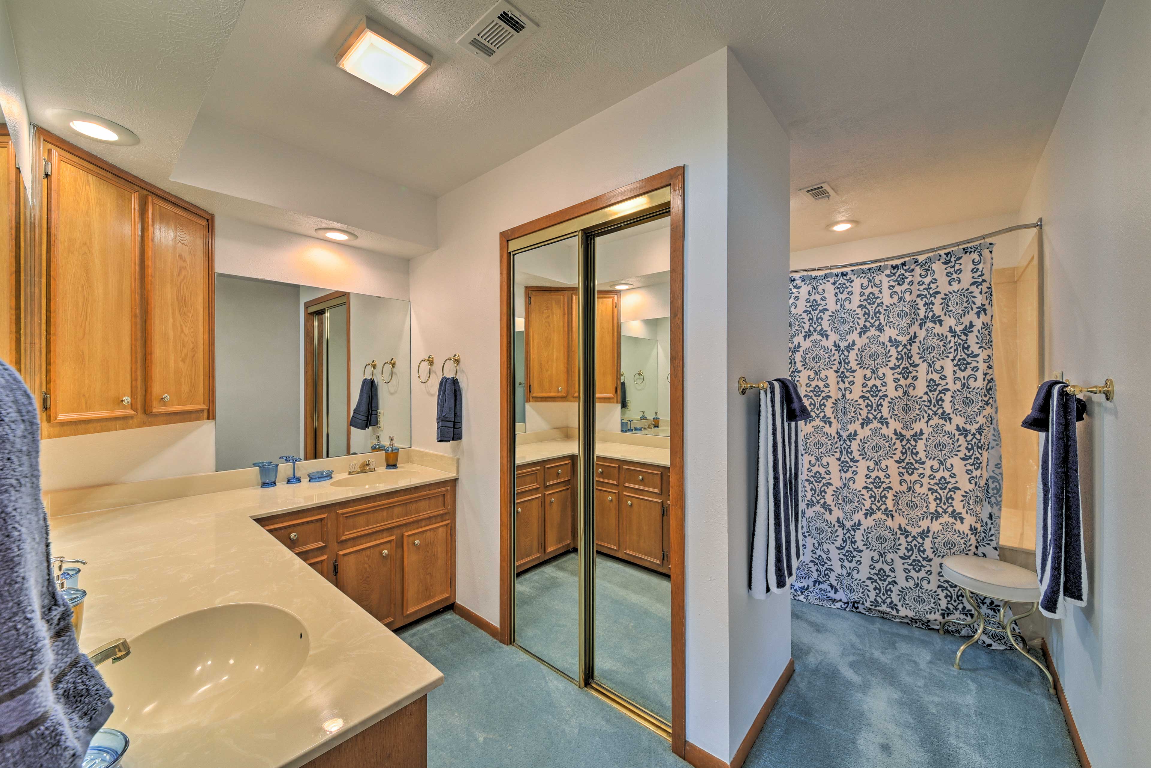 En-Suite Bathroom | Towels Provided