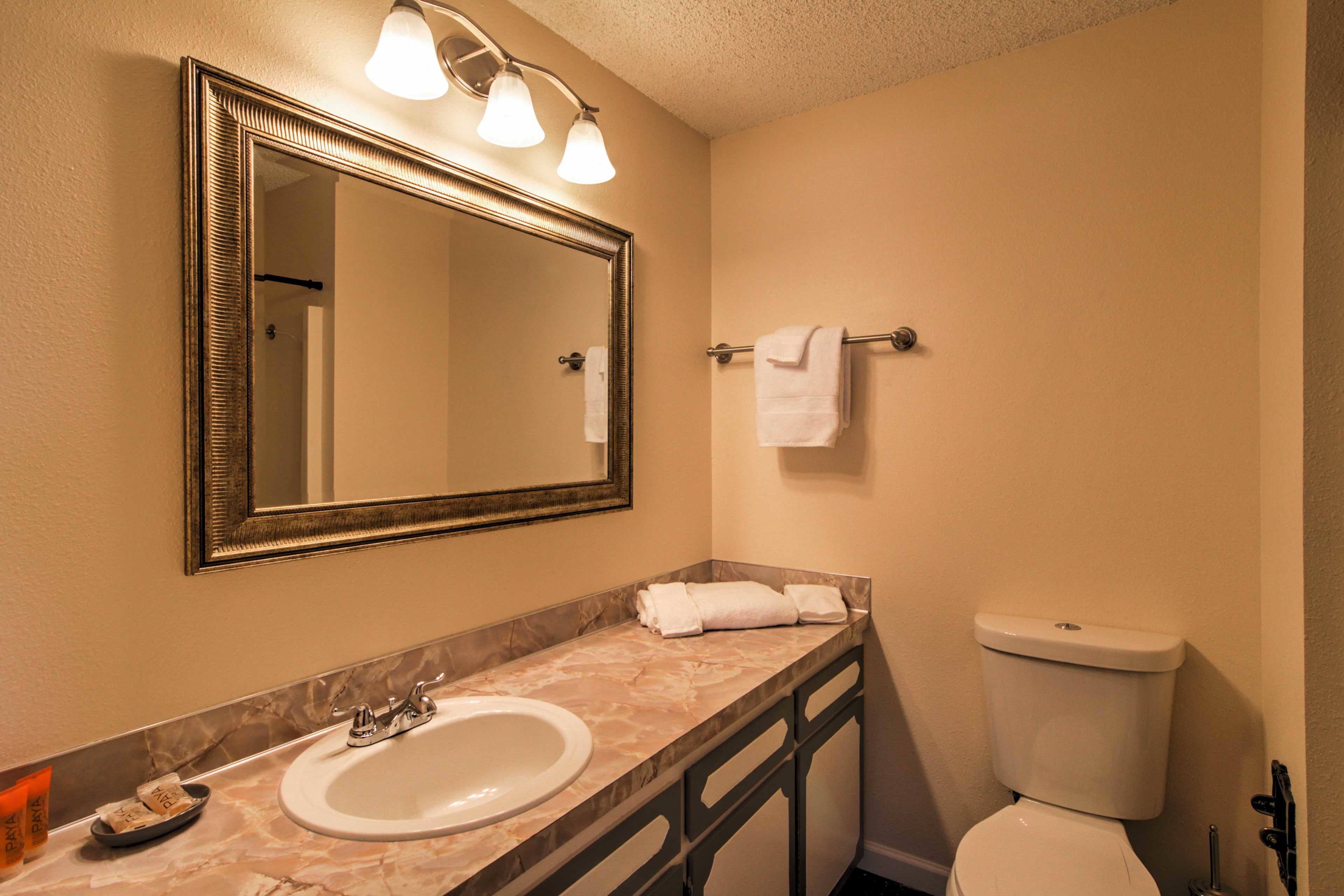 The home features 2 bathrooms for guests to use.