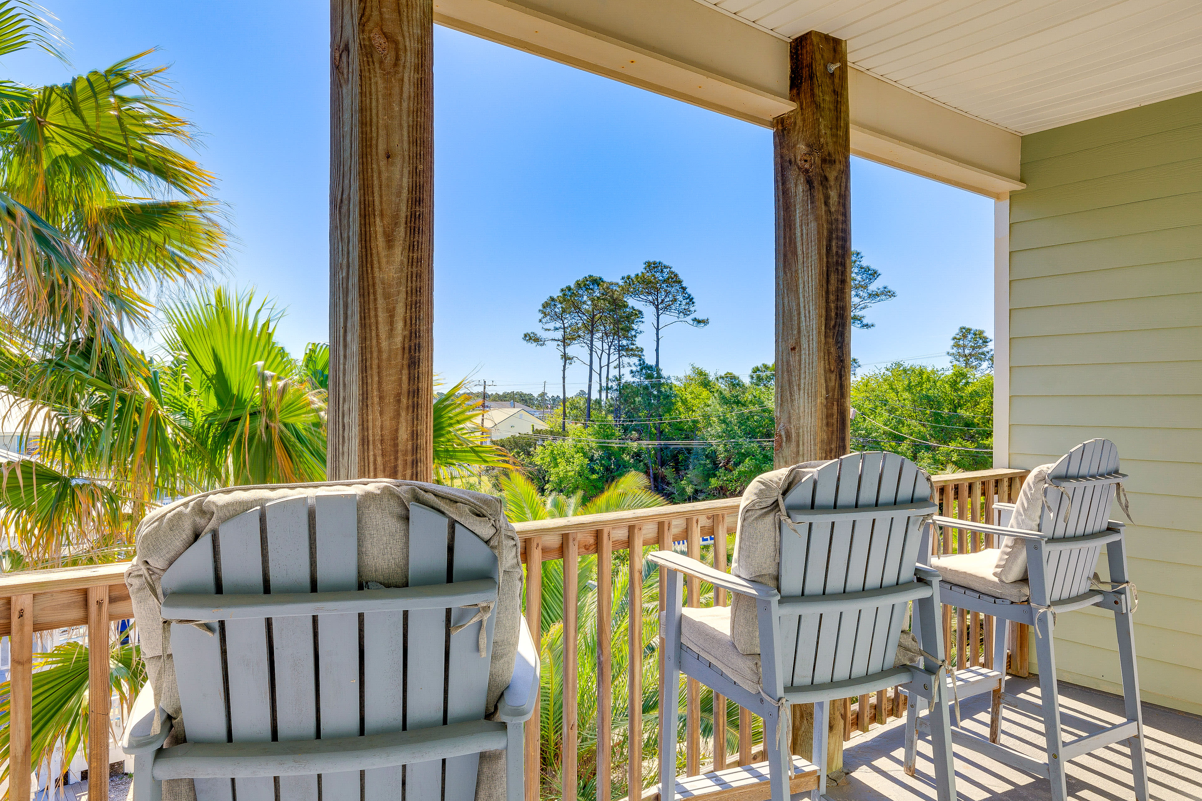 Wraparound Balcony | Lounge Chairs