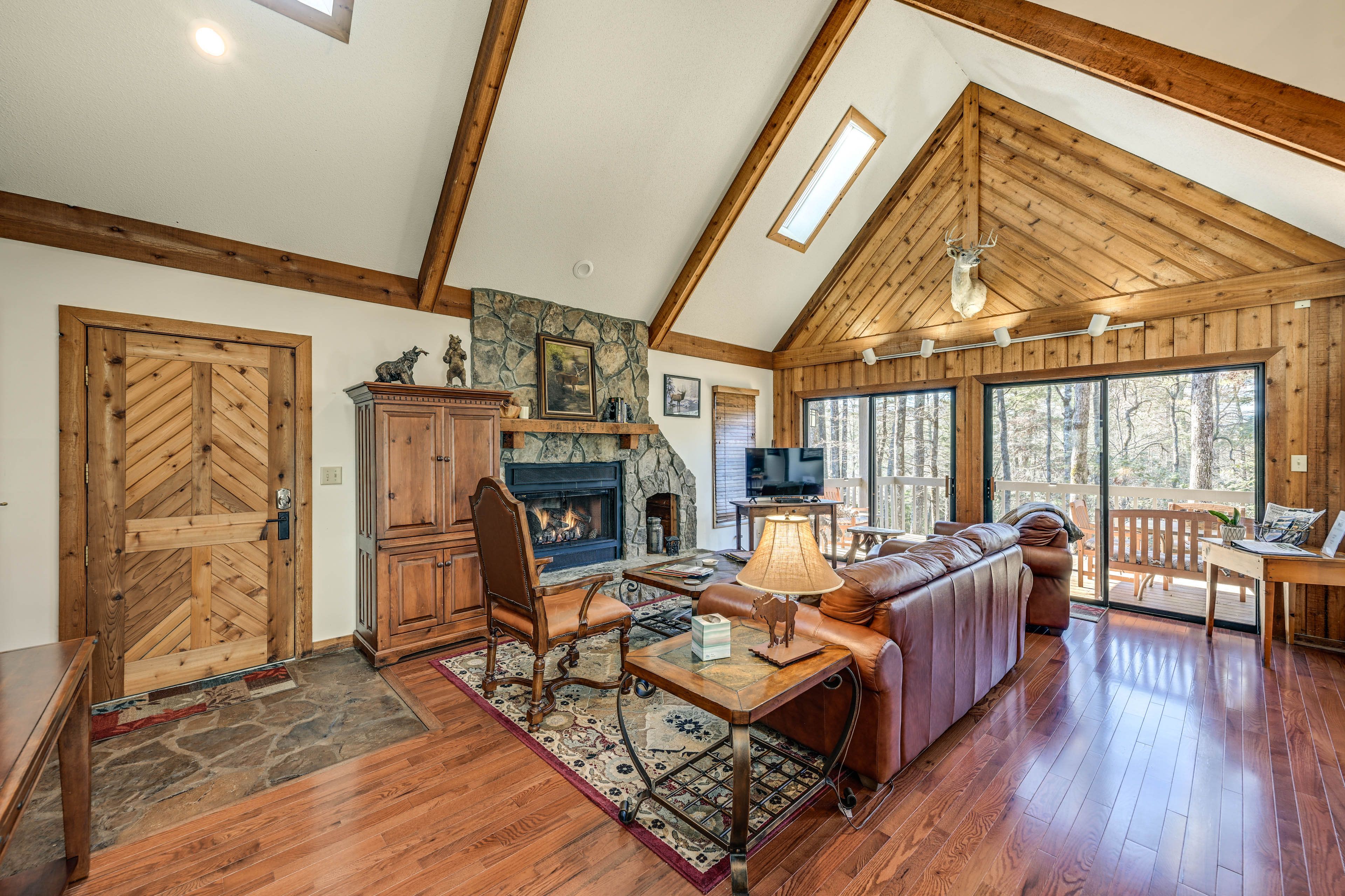 Living Room | 2-Story Townhouse | Family Friendly | Mountain-Themed Decor