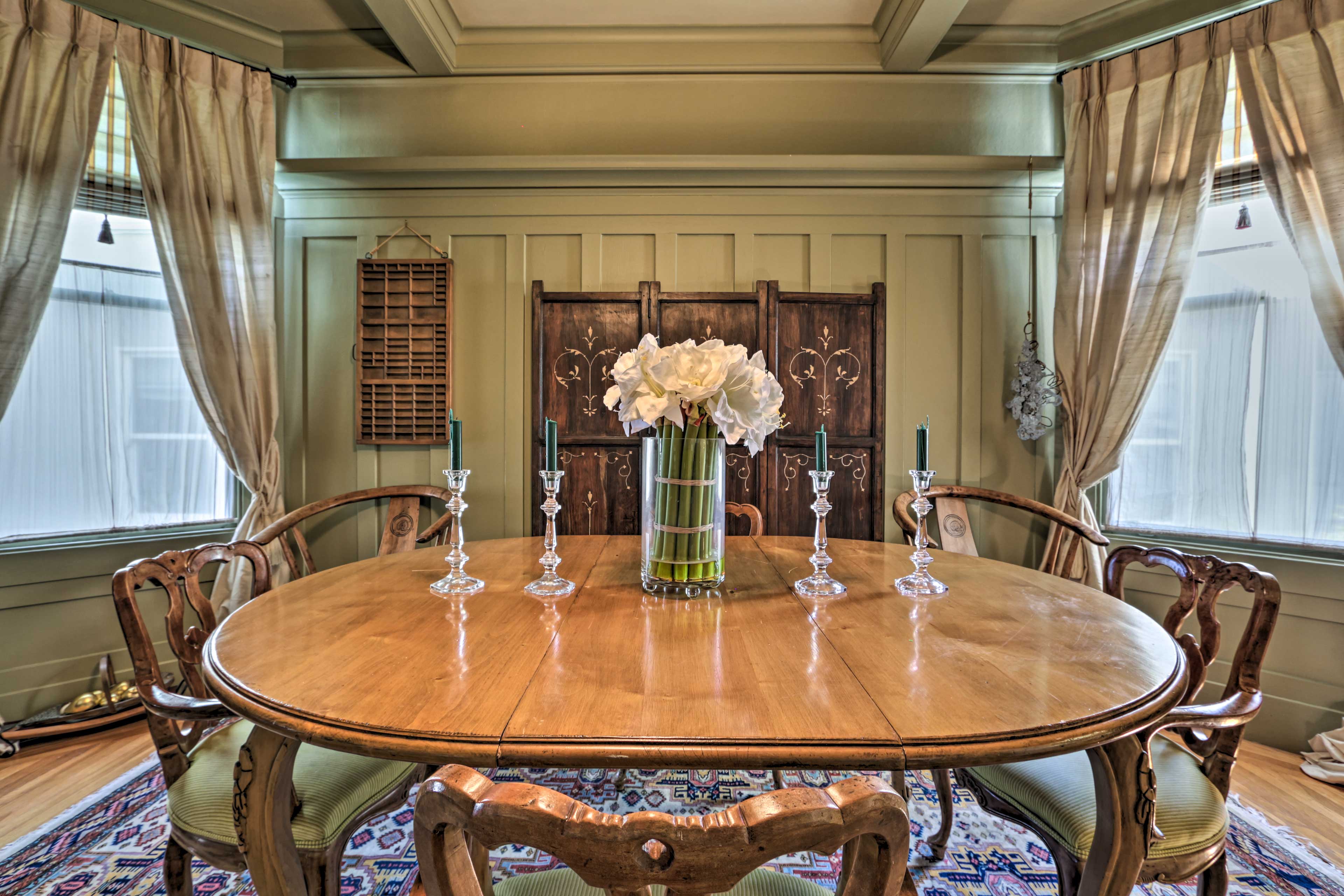 Dining Room | Dishes & Flatware Provided