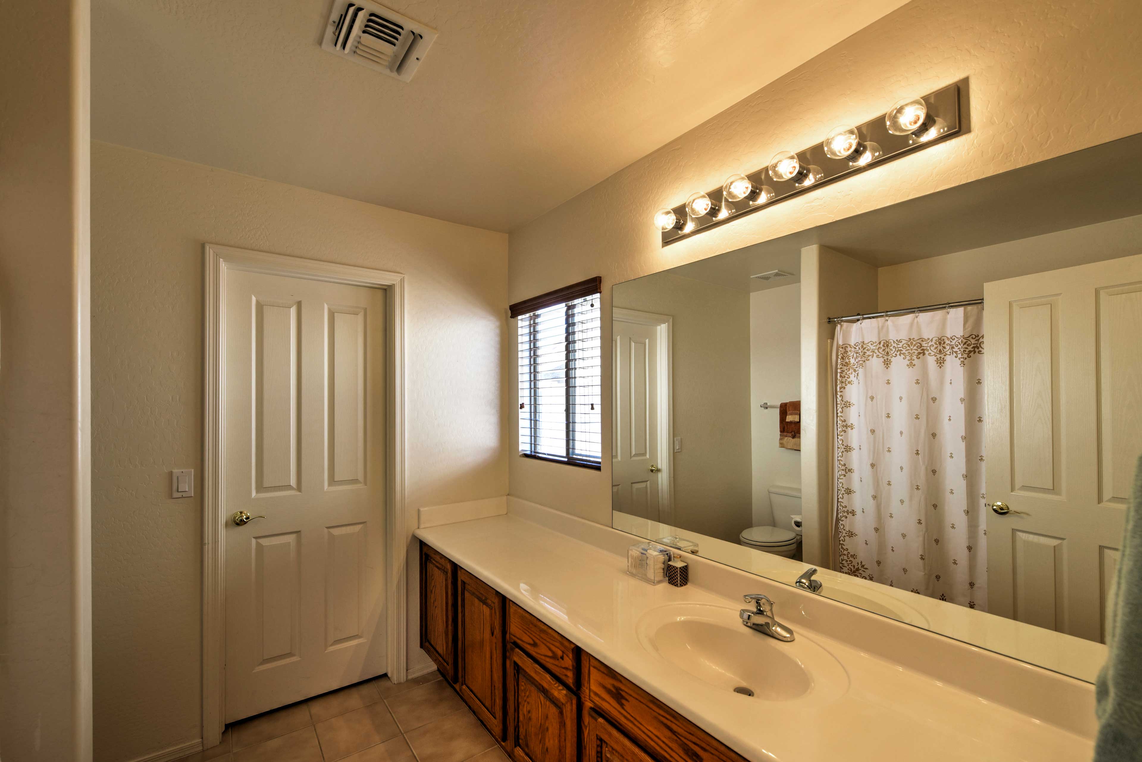 Full Bathroom | Shower/Tub Combo