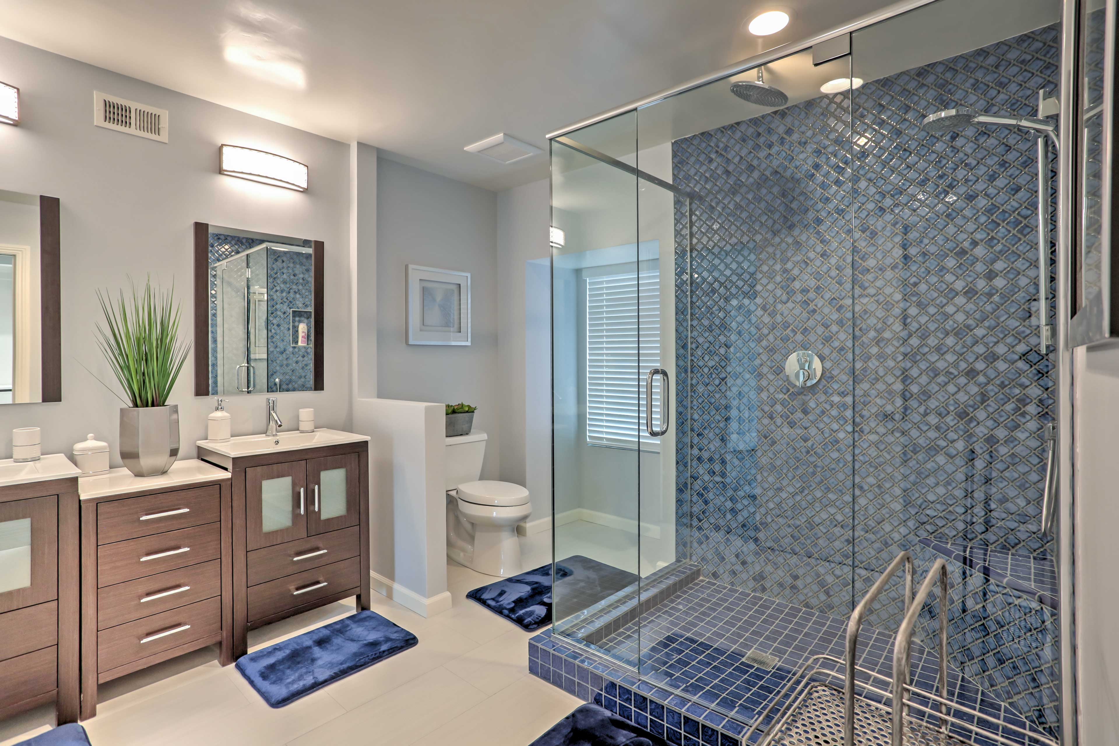 En-Suite Bathroom | Towels & Linens Provided