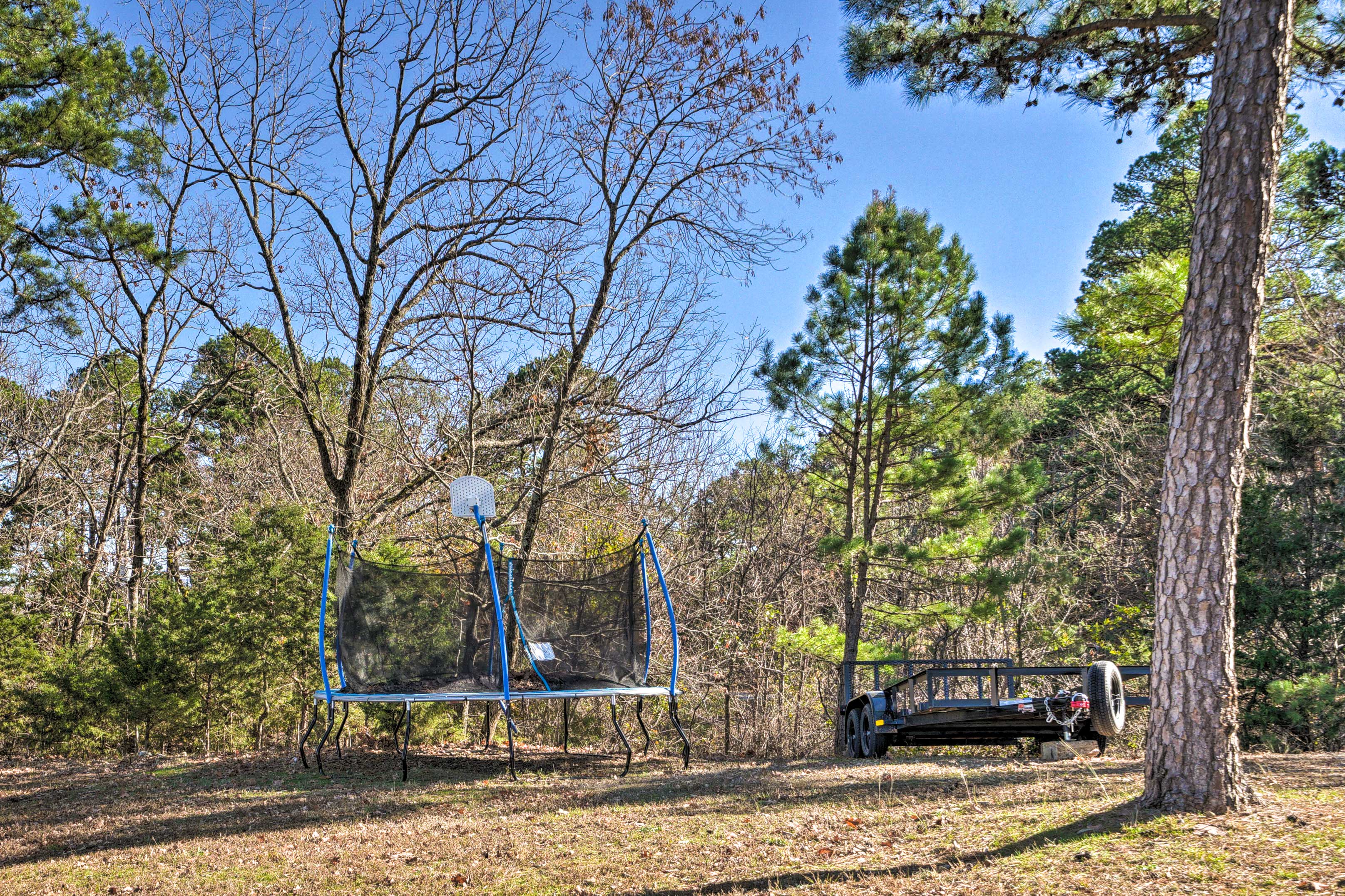 Spacious Yard | Trampoline