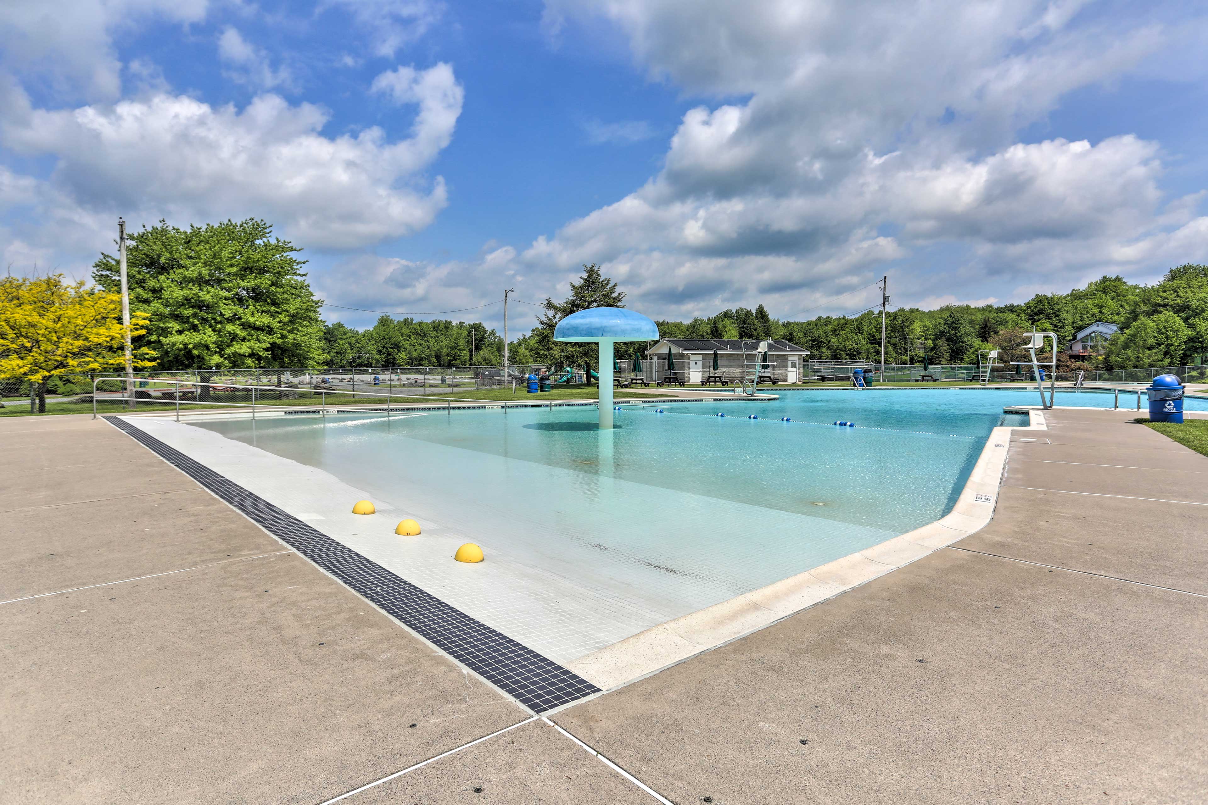 Arrowhead Lake Community Amenities | Outdoor Pools