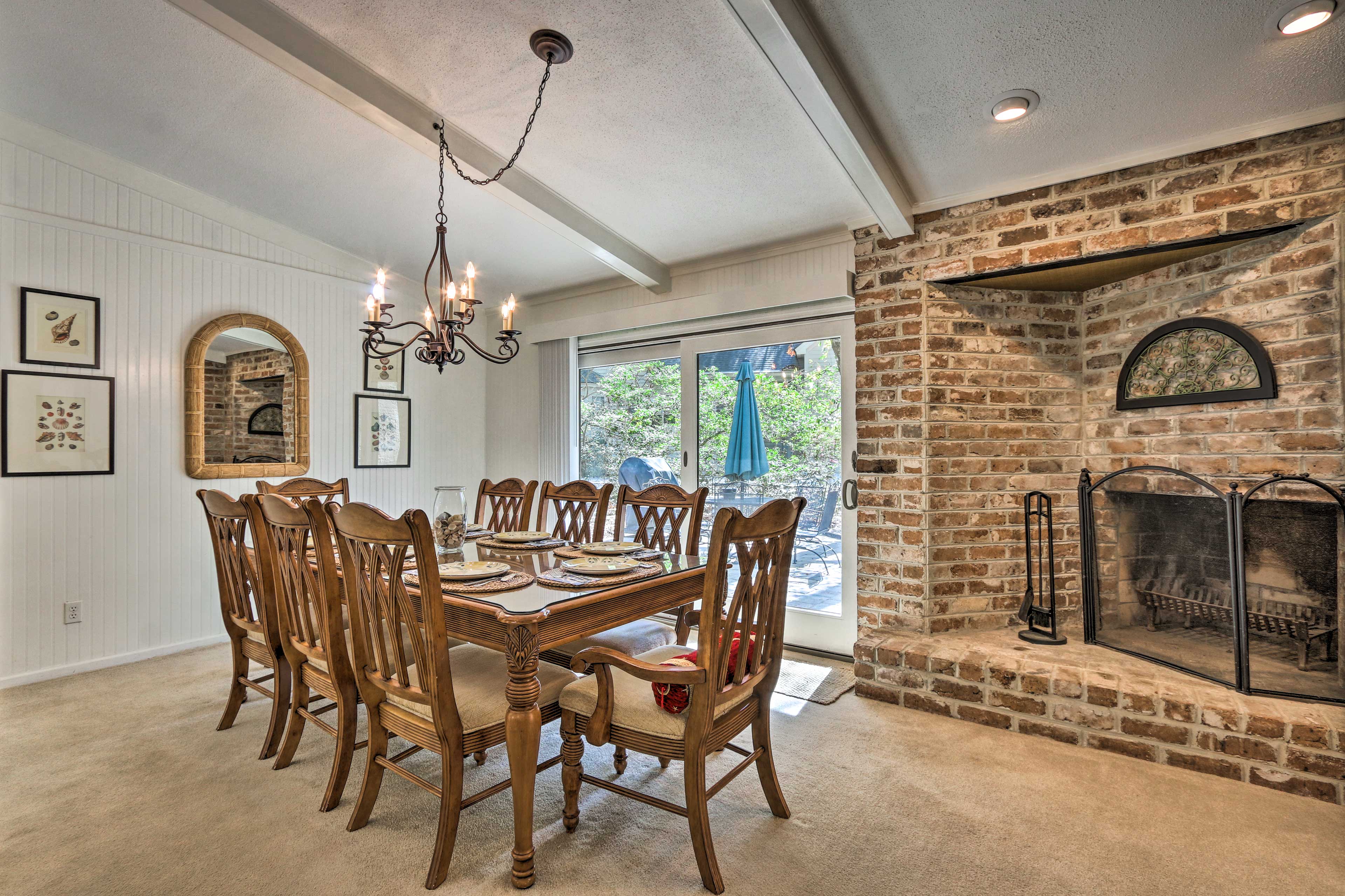 Dining Area | Dishes & Flatware Provided