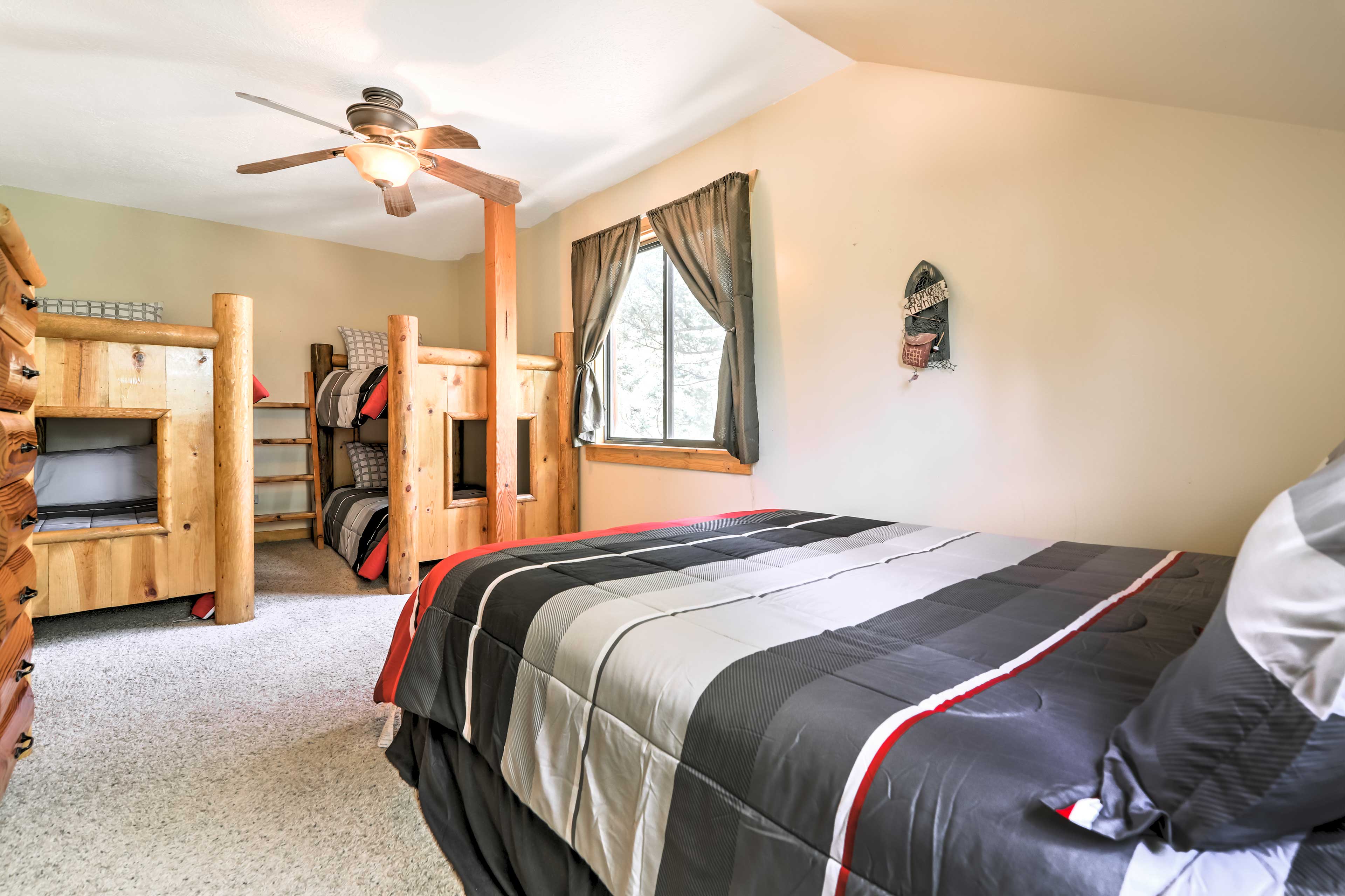 Bedroom 3 | Queen Bed, 2 Twin Bunk Beds