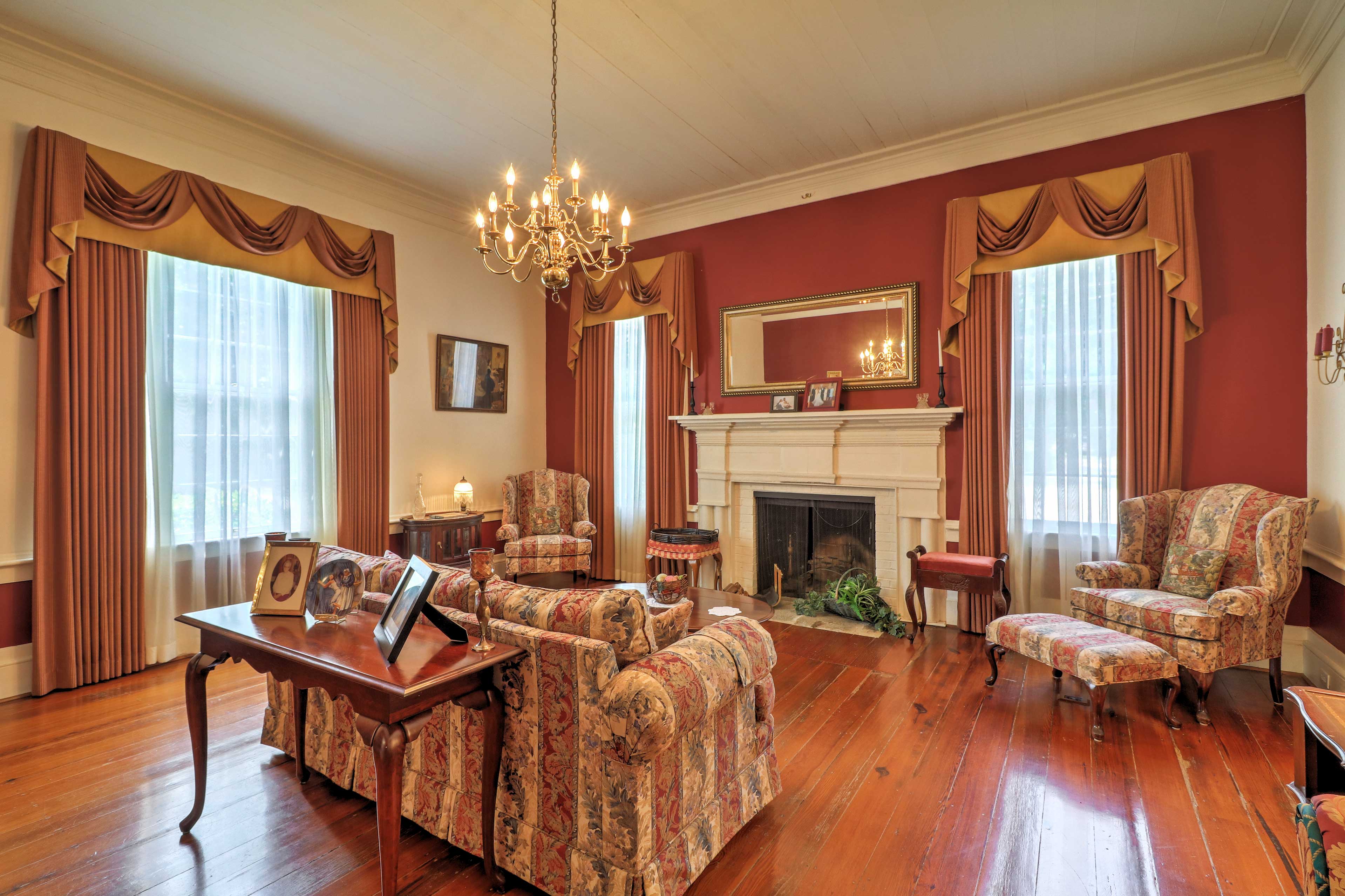 Living Room | Hardwood Floors | Traditional Décor | Wood-Burning Fireplace