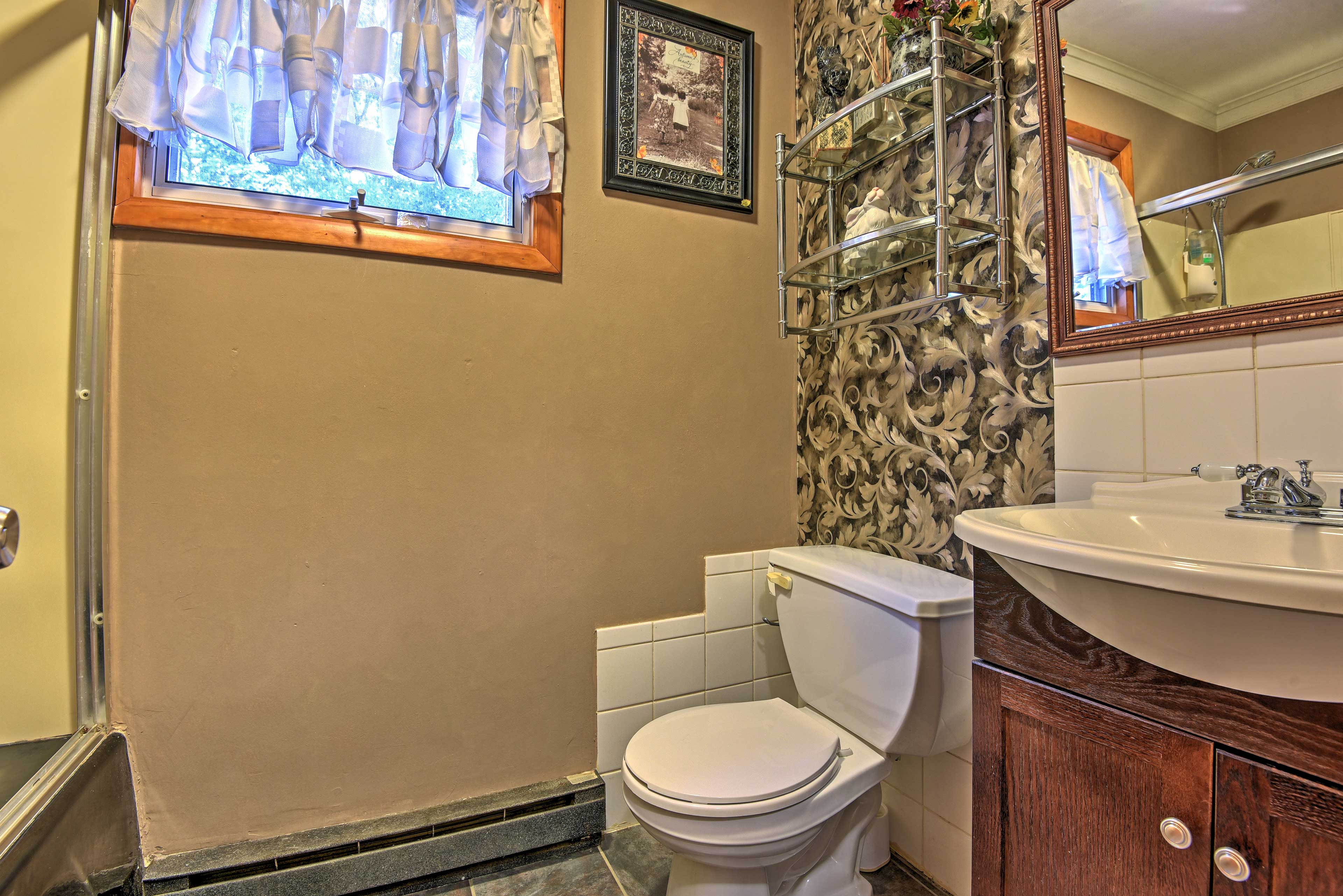 The home features 2 bathrooms for guests to use.