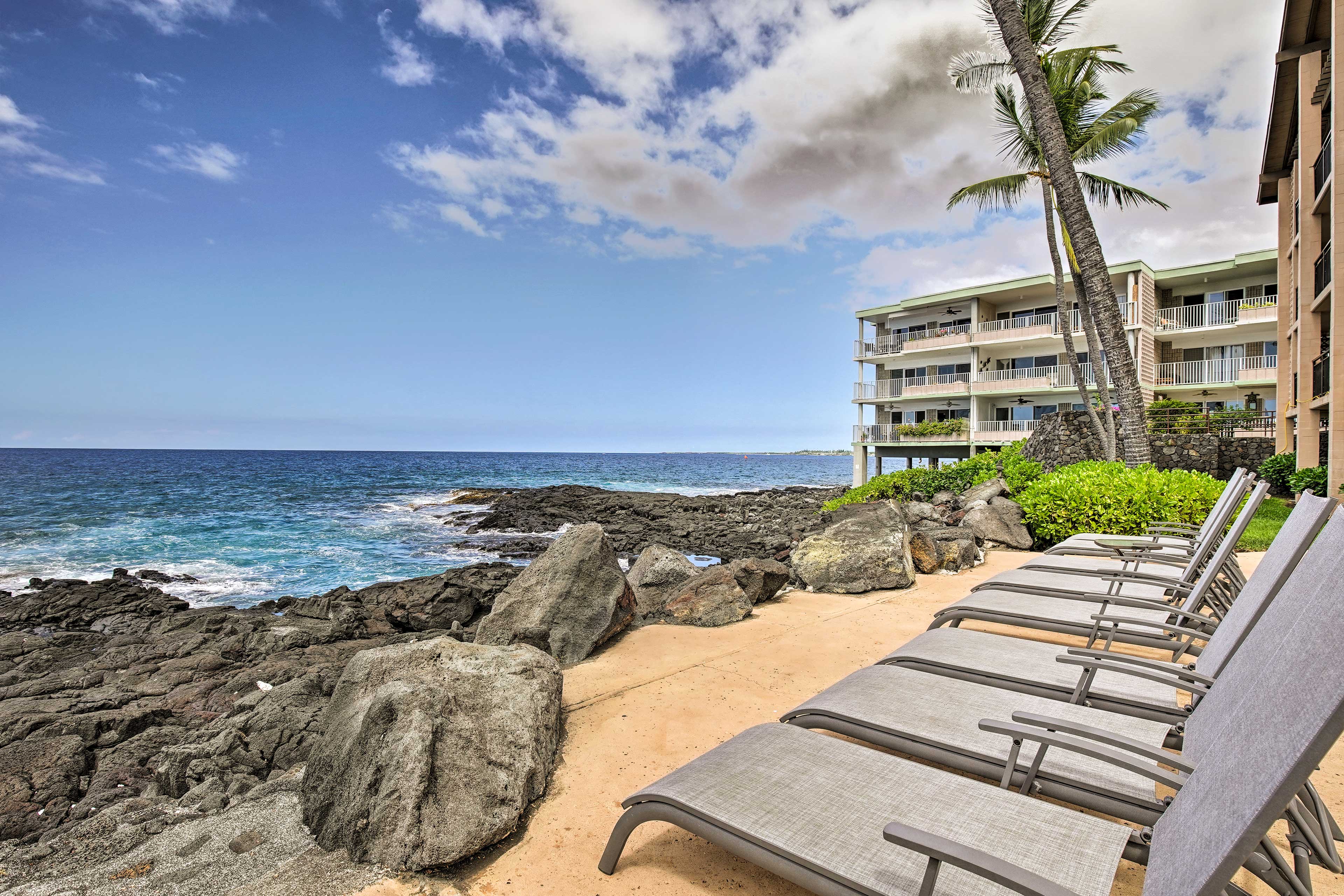 Kailua-Kona Condo w/ 2 Private Lanais!