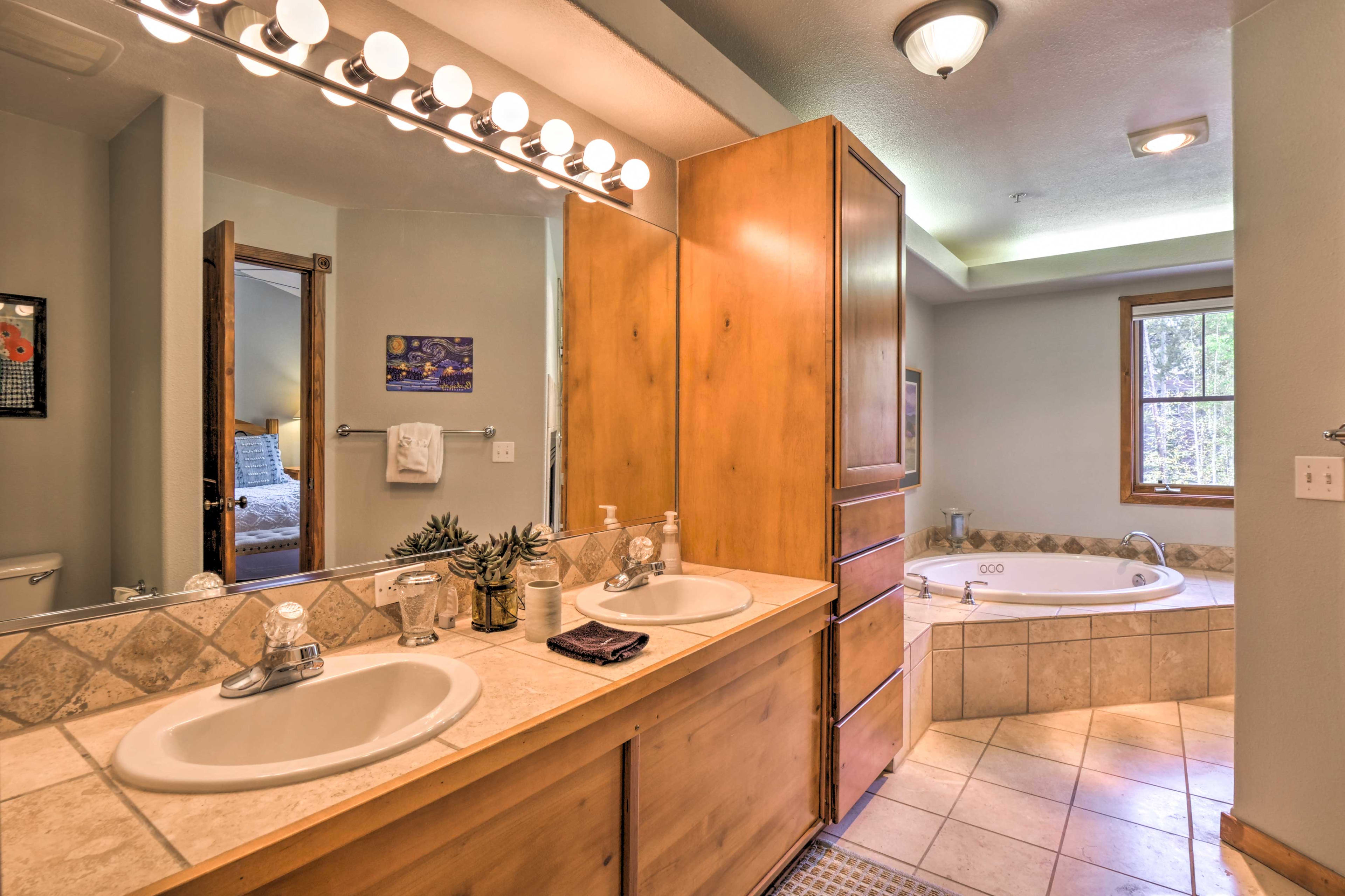 En-Suite Bathroom | Towels Provided | Jetted Tub