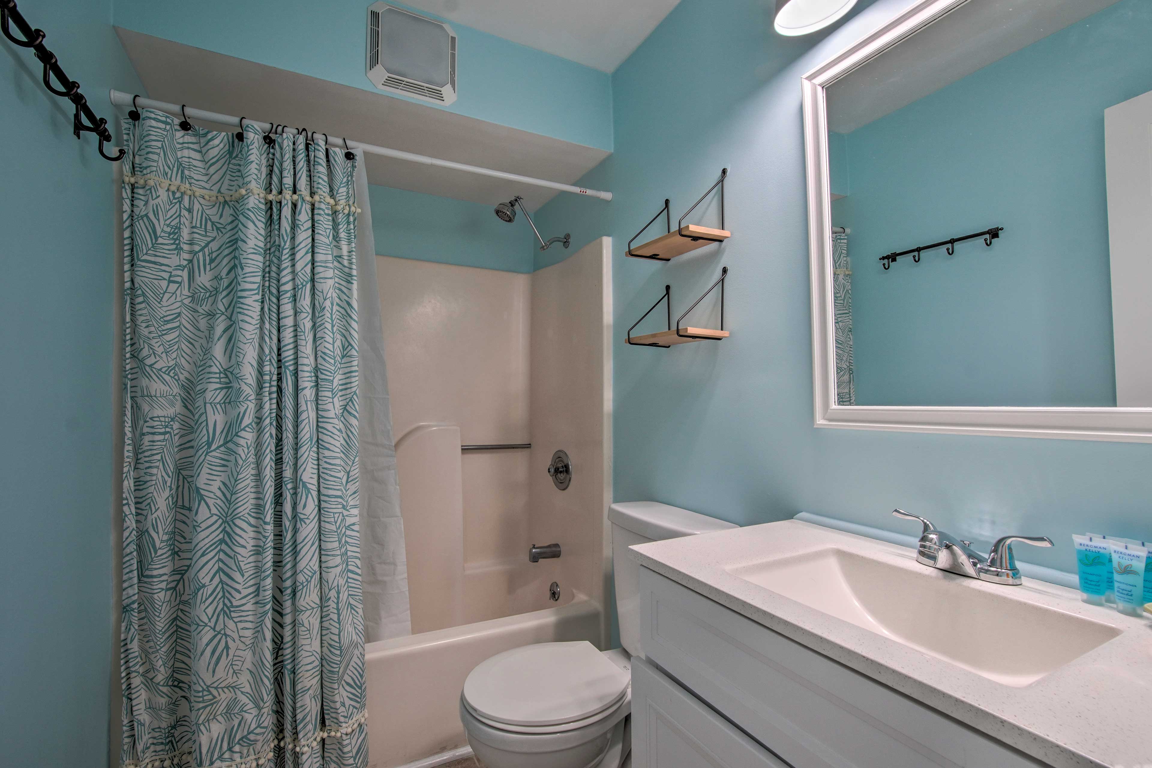 Full En-Suite Bathroom | Towels Provided