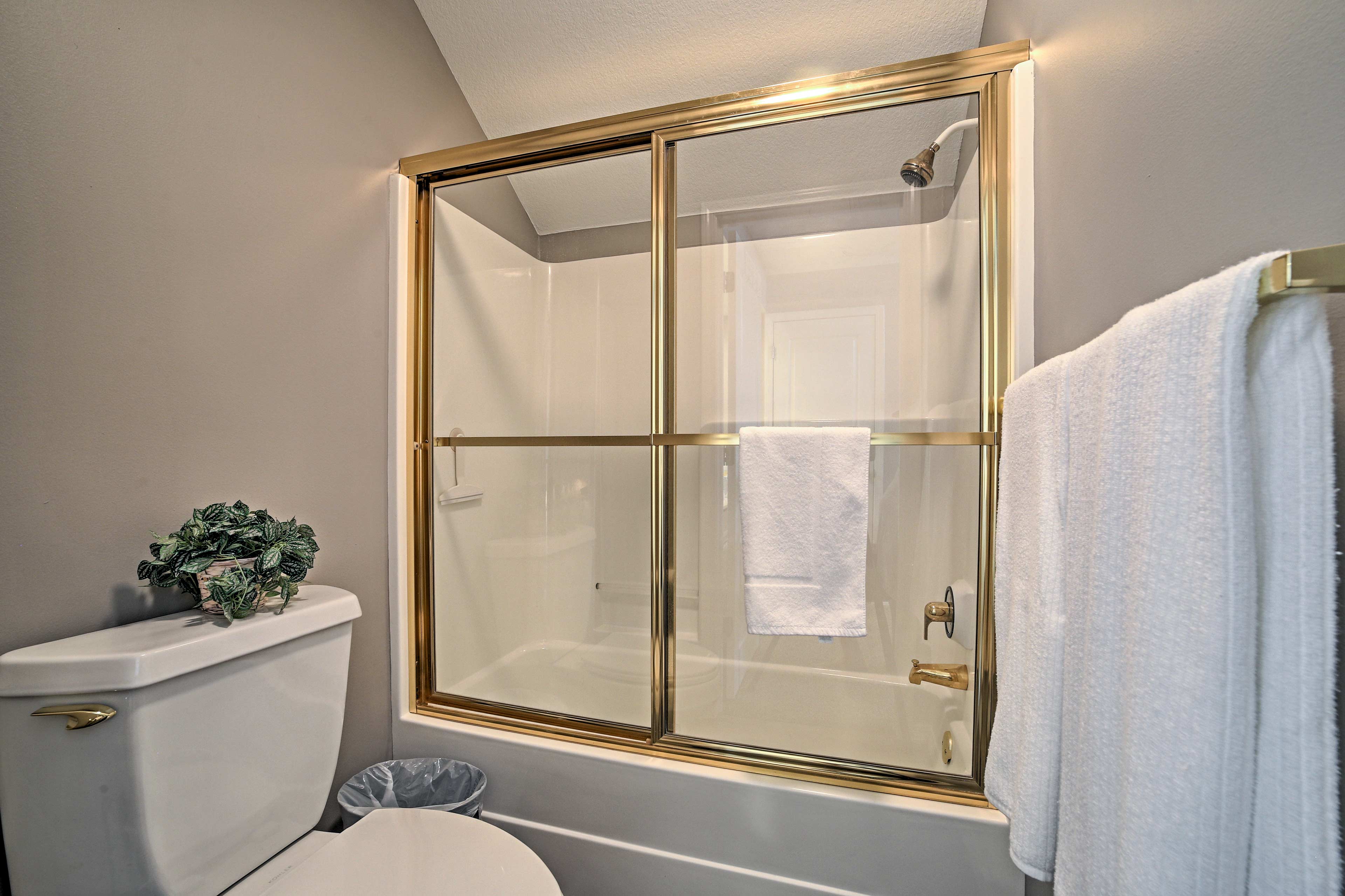 En-Suite Bathroom | Shower/Tub Combo