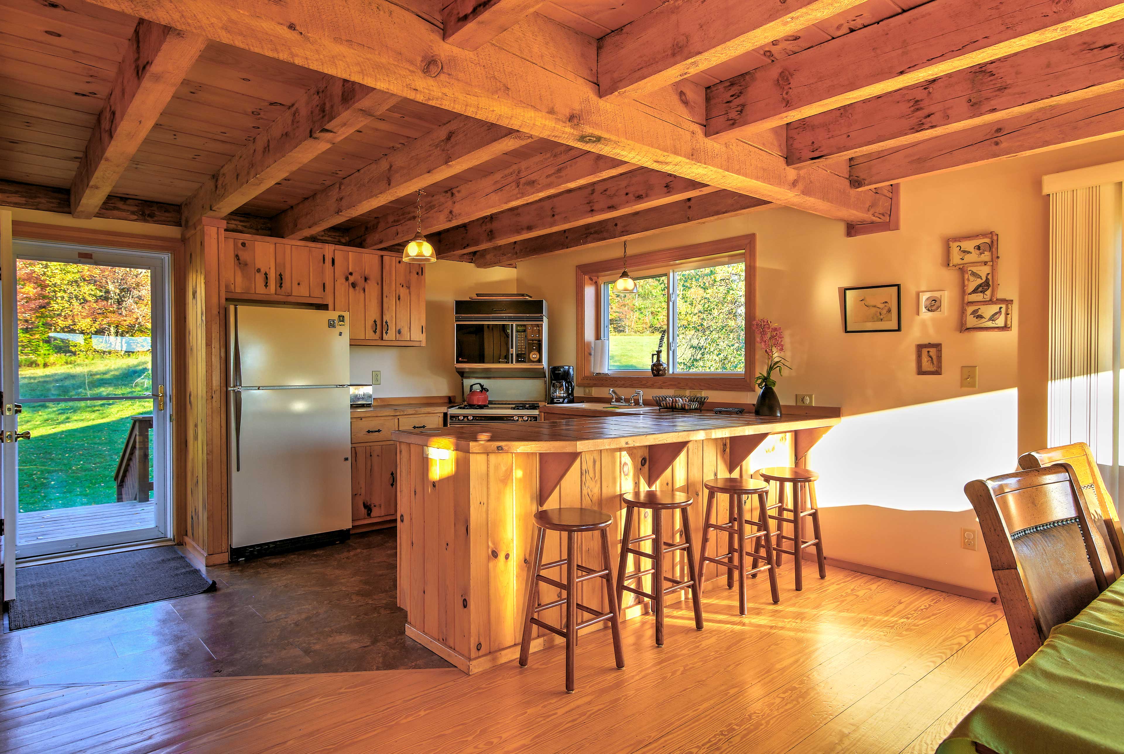 Breakfast Bar w/ Stools