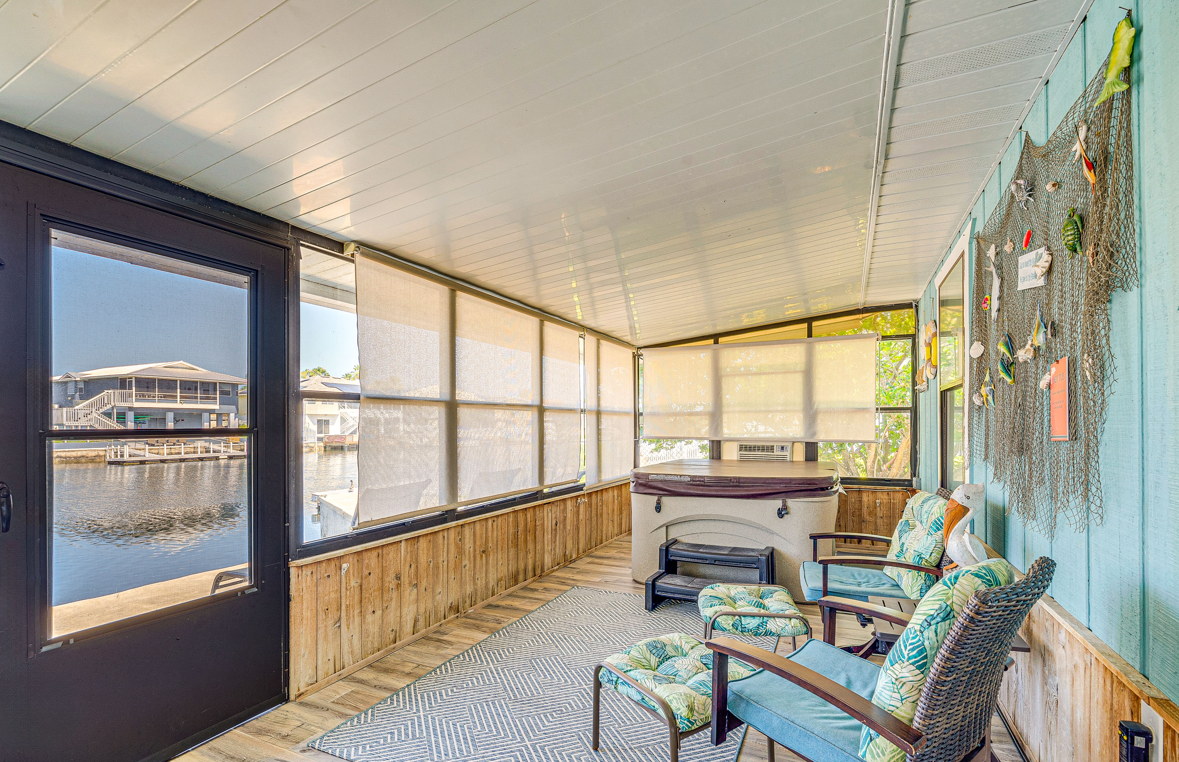 Screened Porch w/ Hot Tub