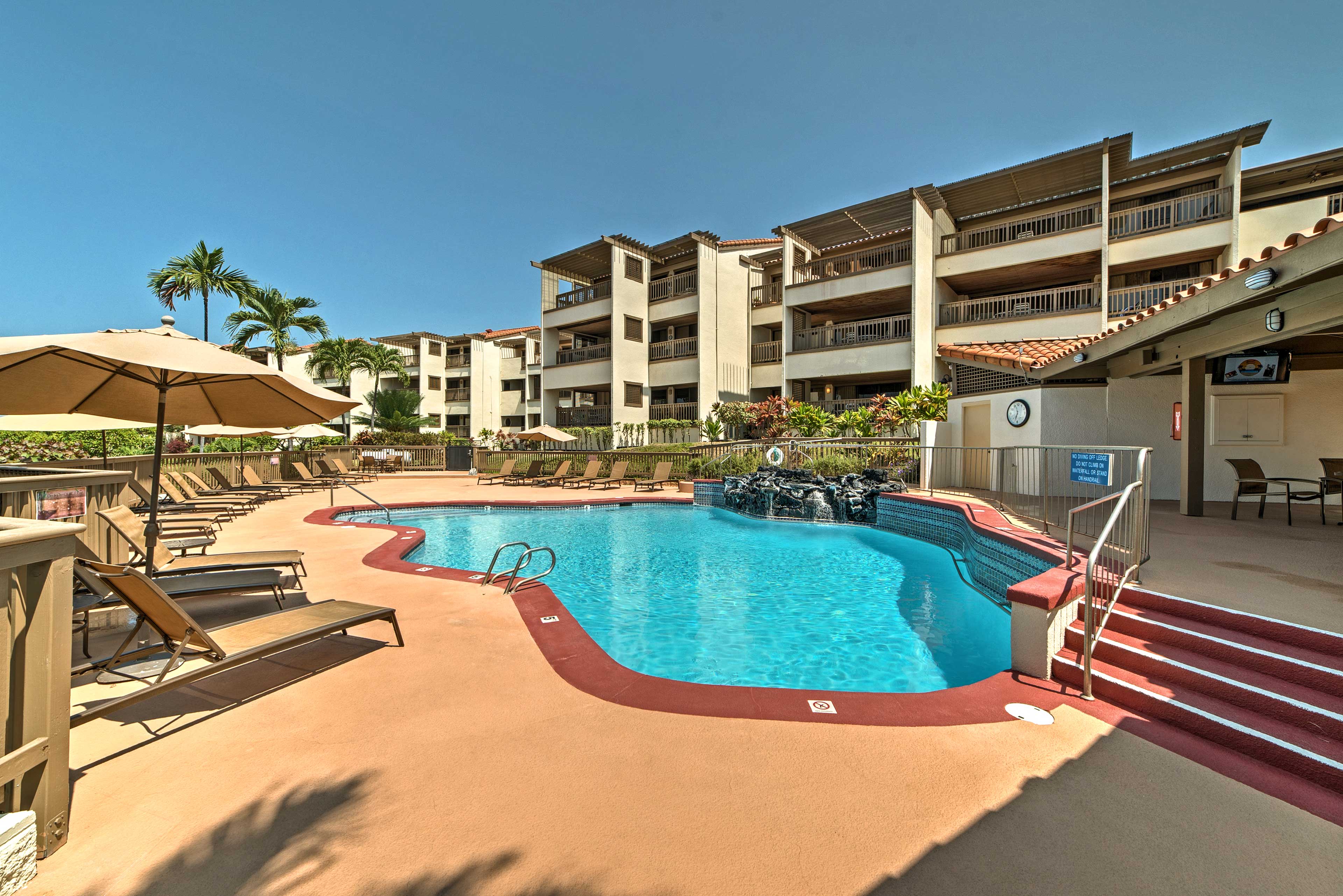 Resort Amenities | Outdoor Pool | Beach Towels