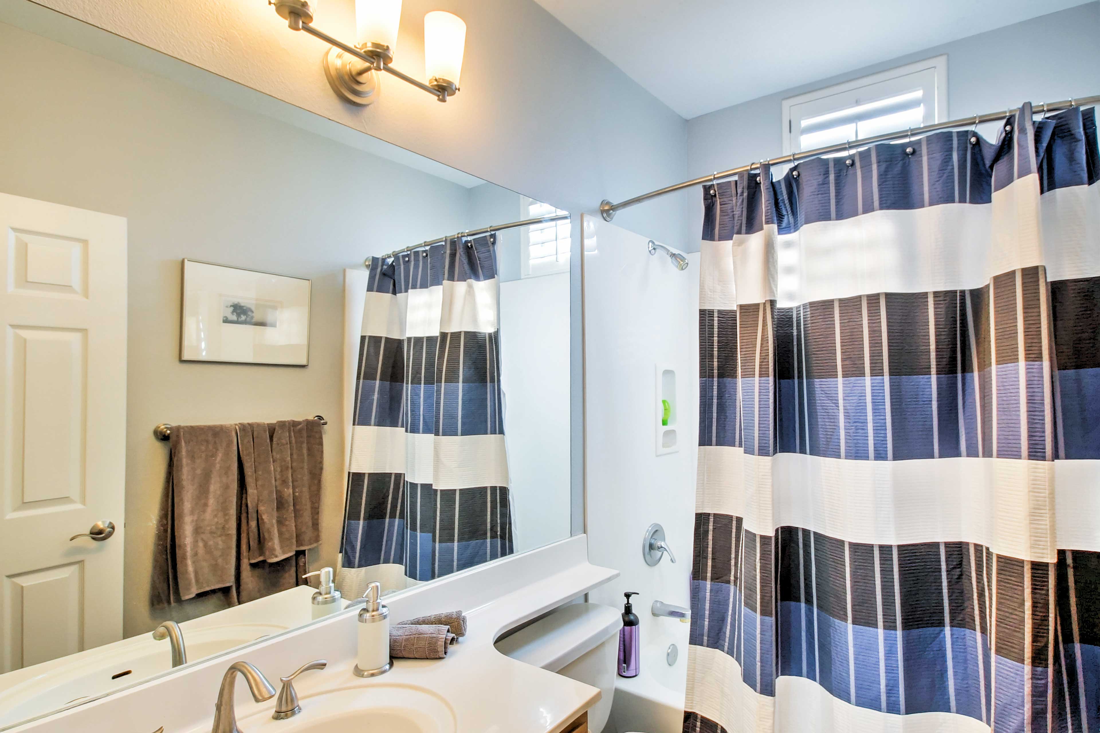 Full Bathroom | Towels Provided | Shower/Tub Combo