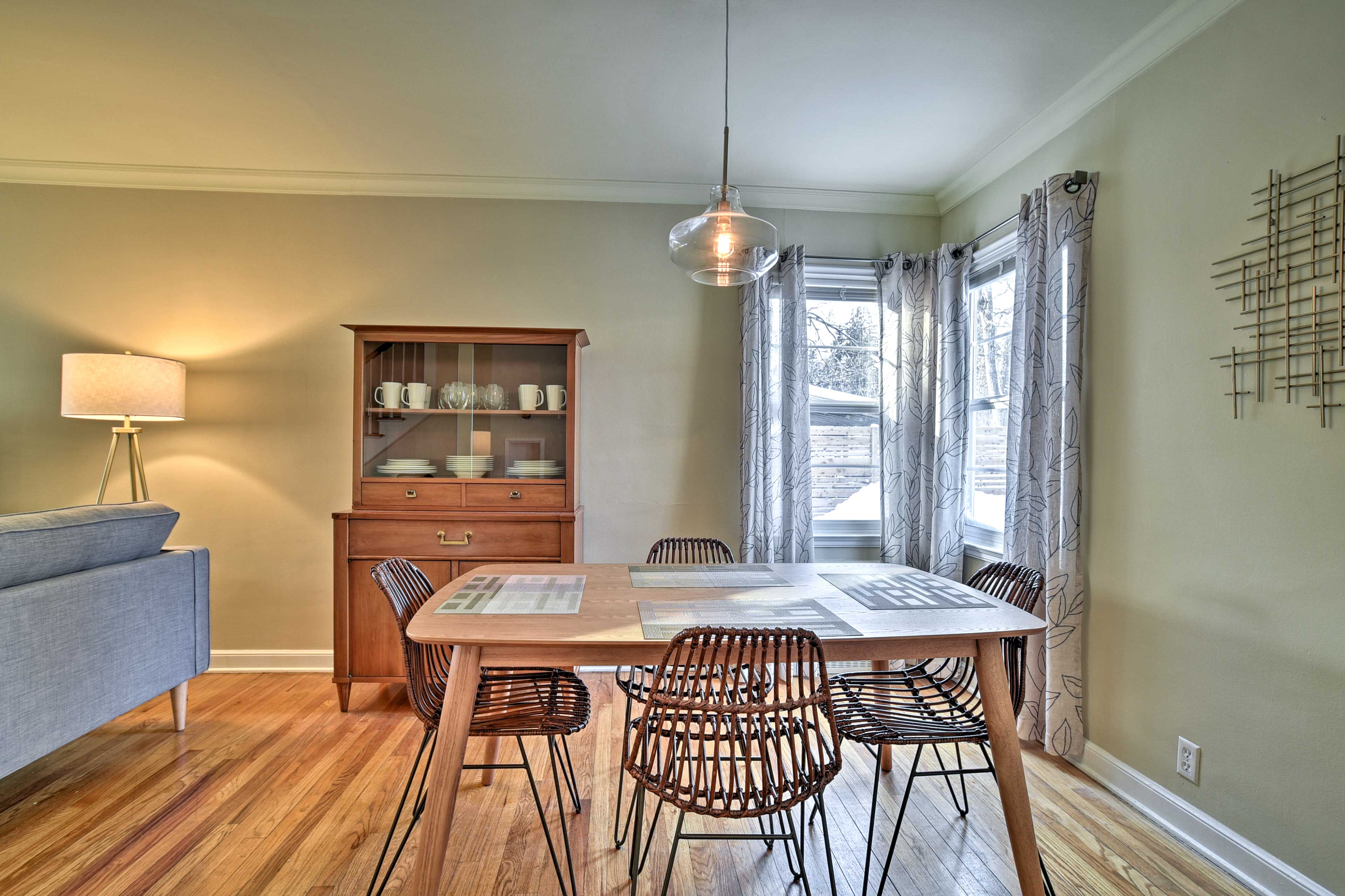 Dining Area | 4-Person Dining Table