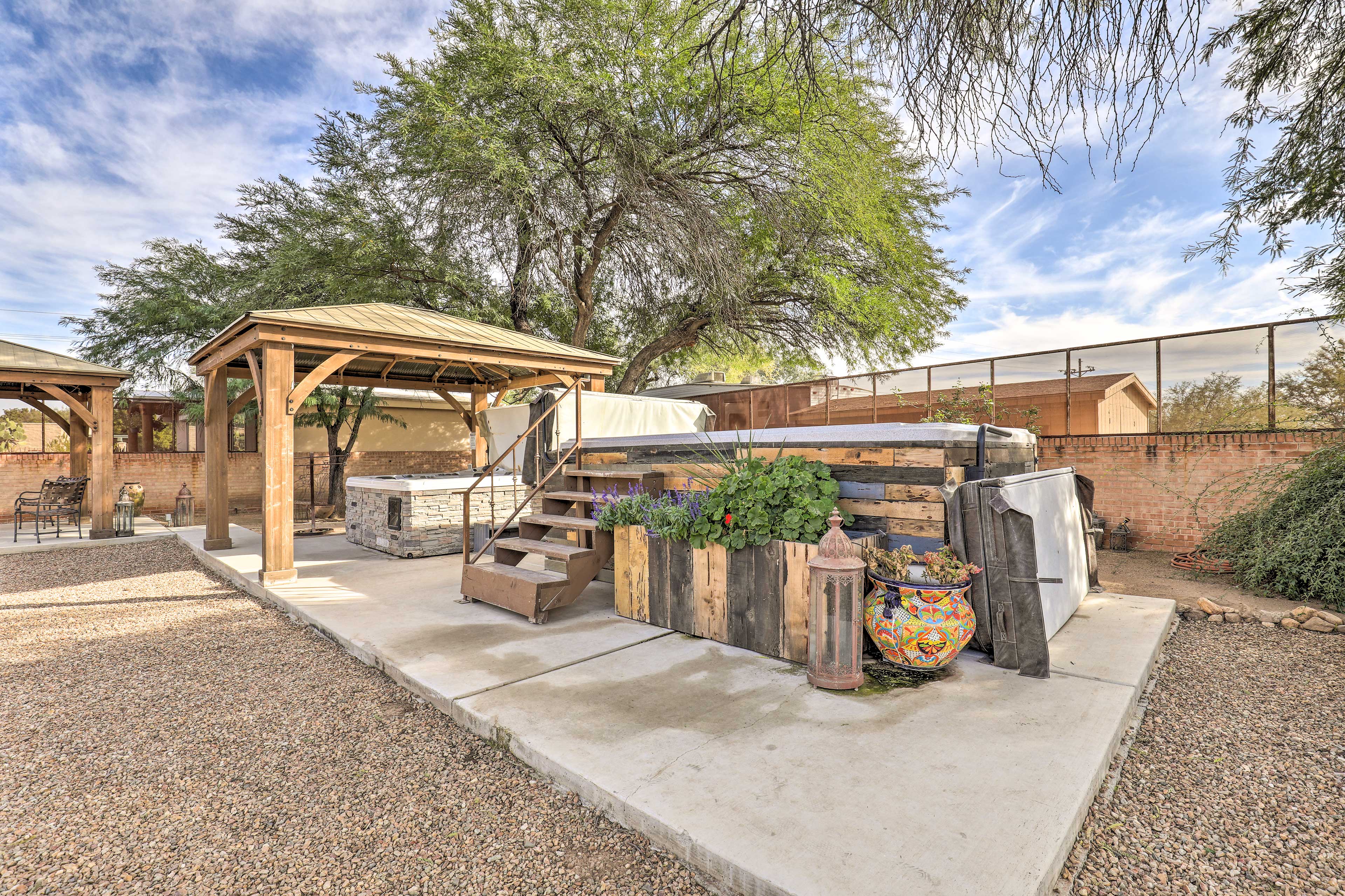 Pet-Friendly Tucson Casita: Shared Hot Tub & Porch