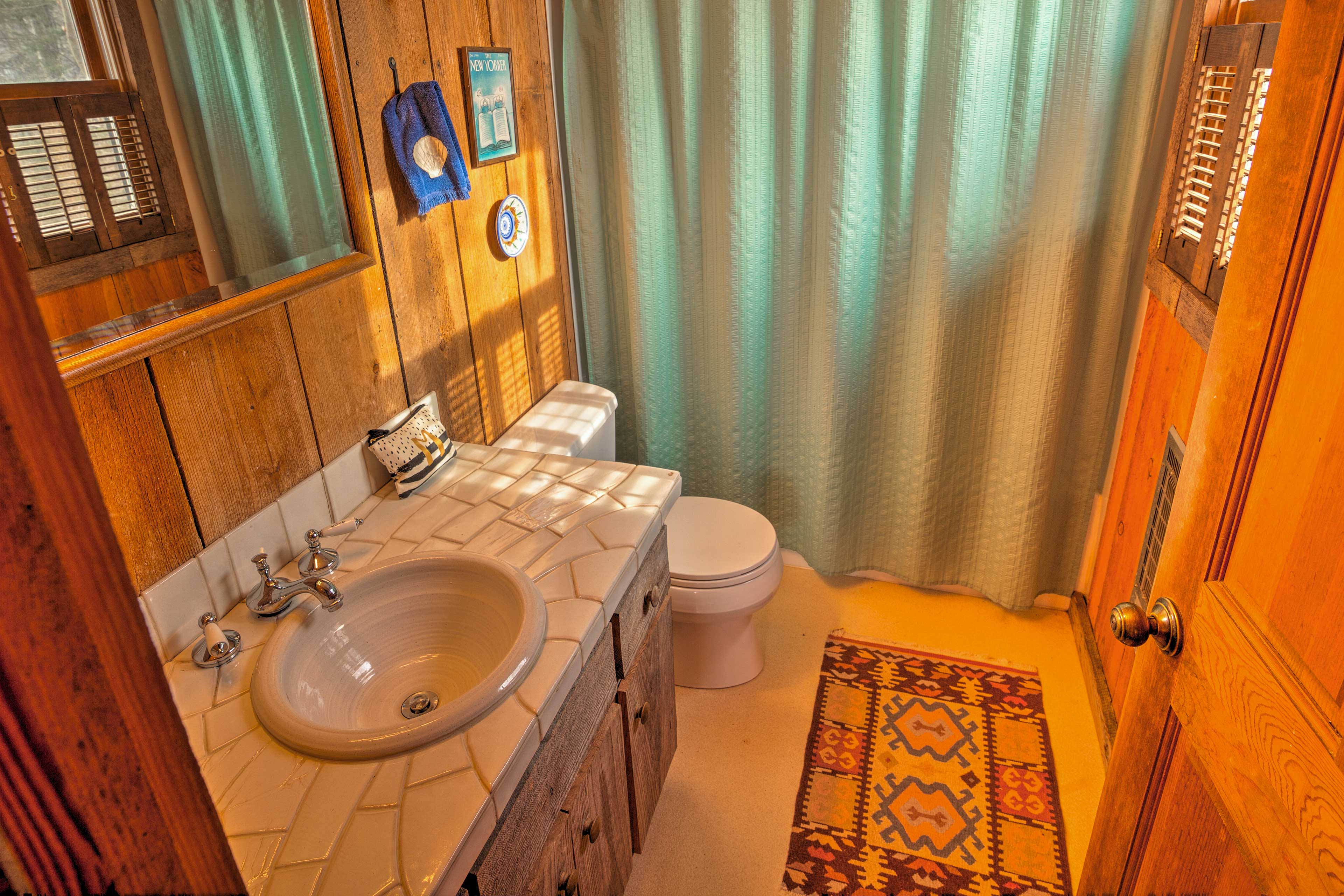 Full Bathroom | Towels Provided | Shower/Tub Combo