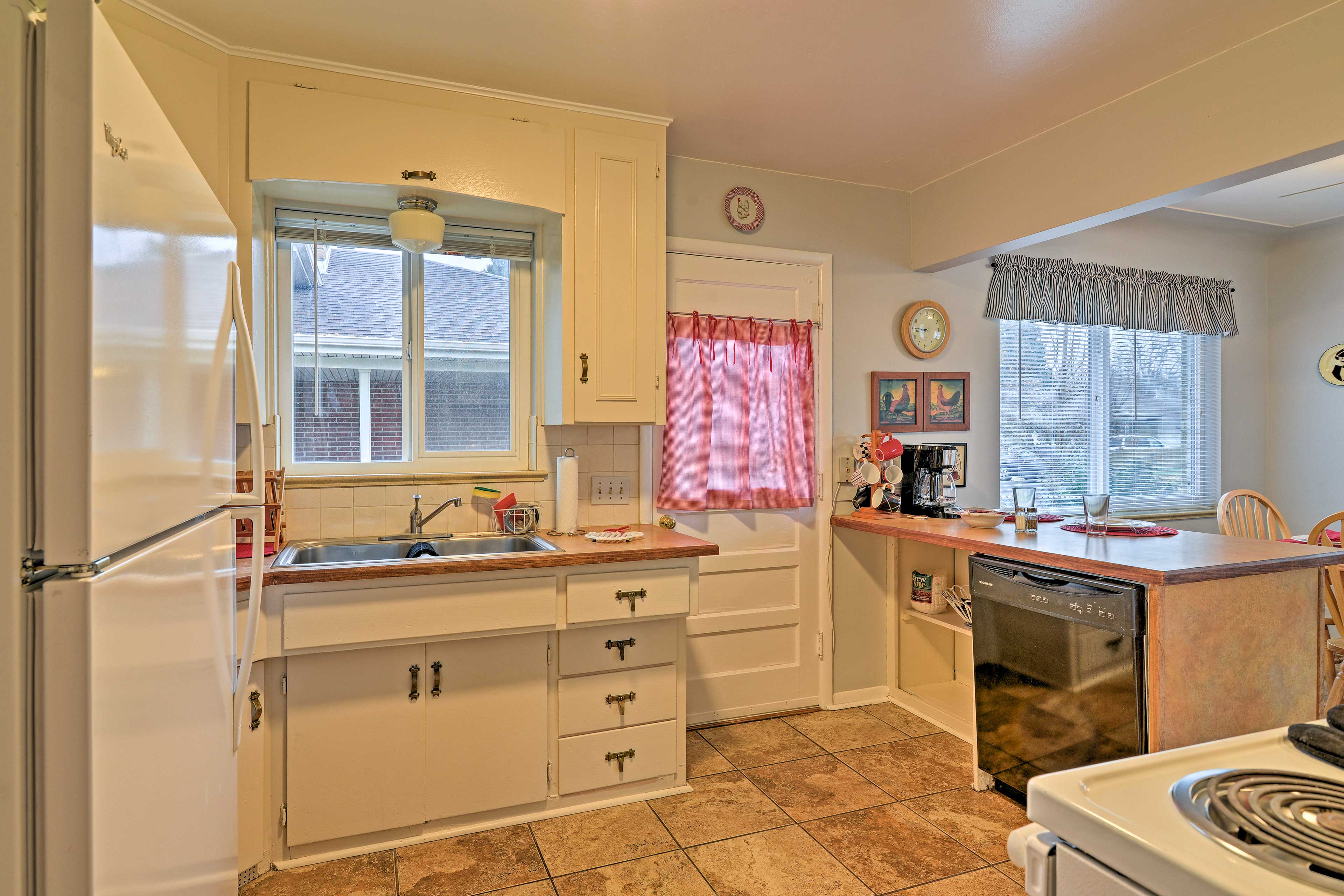 The fully equipped kitchen offers brand new appliances.