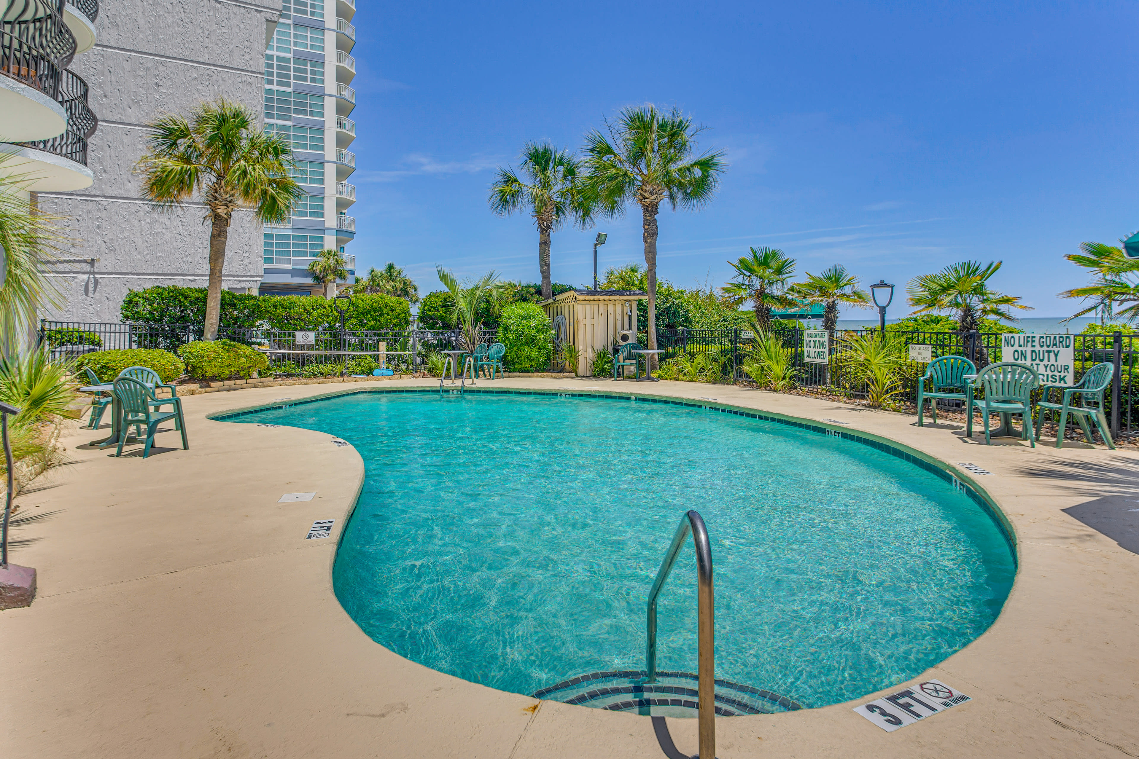 Community Amenities | Outdoor Pool