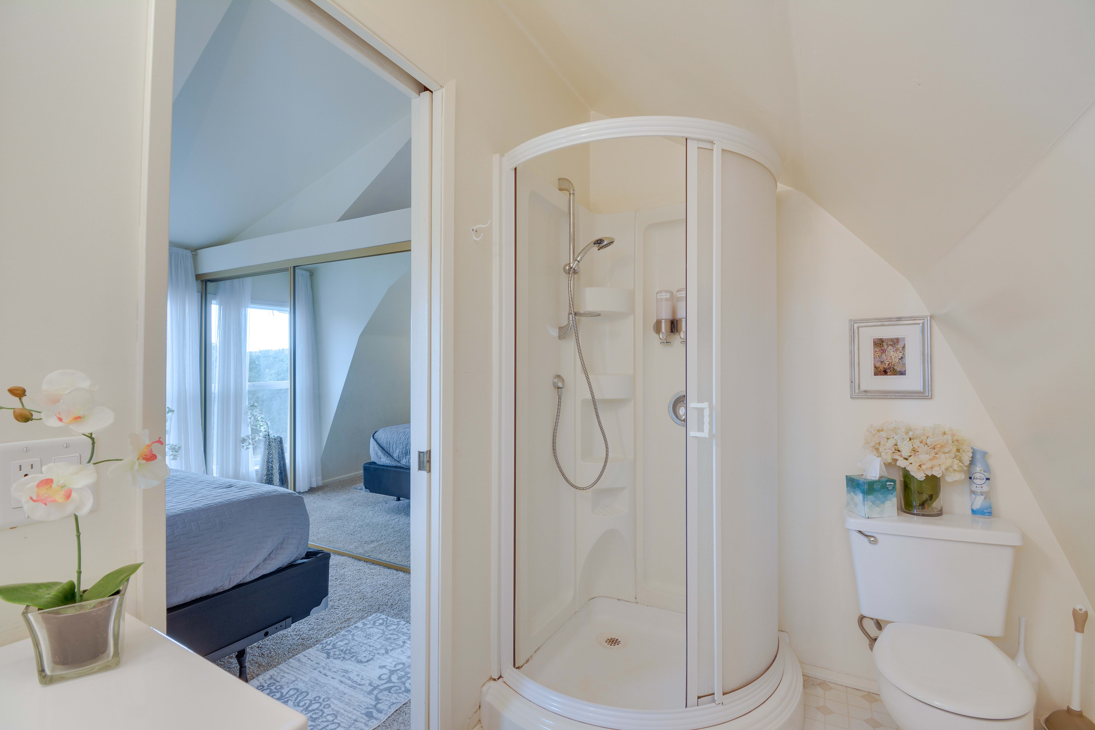 Full Bathroom | Towels & Linens Provided